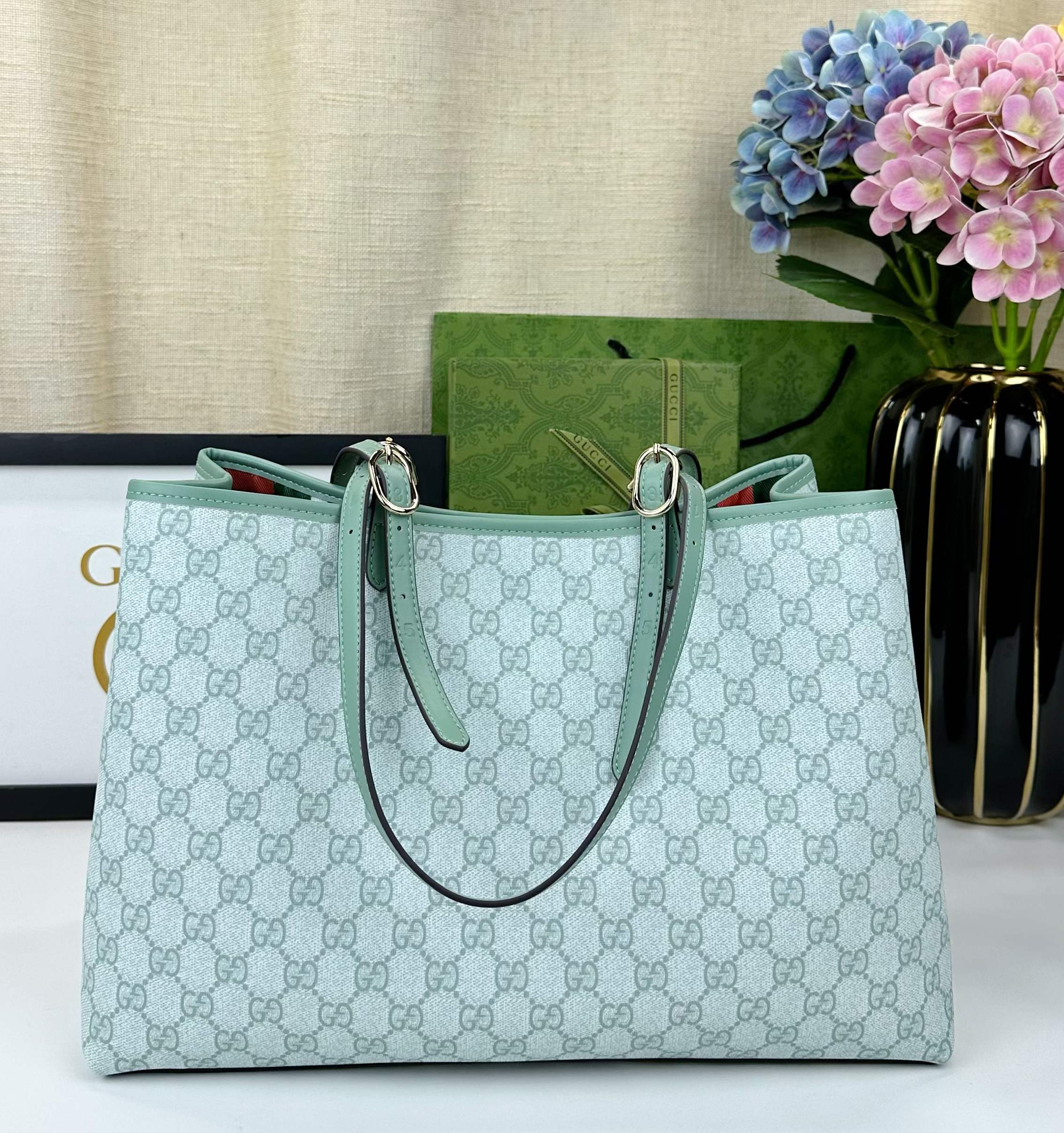 GG这款购物袋GG图案和条纹织带这两种品牌颇有辨识性的元素融合成经典搭配，Ophidia世界的演化之路