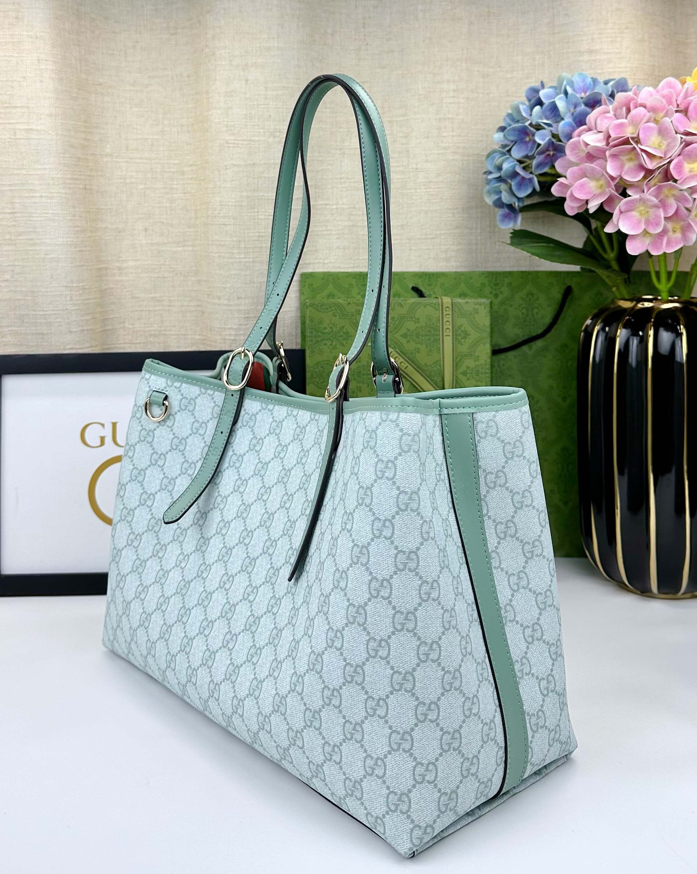  GG这款购物袋GG图案和条纹织带这两种品牌颇有辨识性的元素融合成经典搭配，Ophidia世界的演化之路