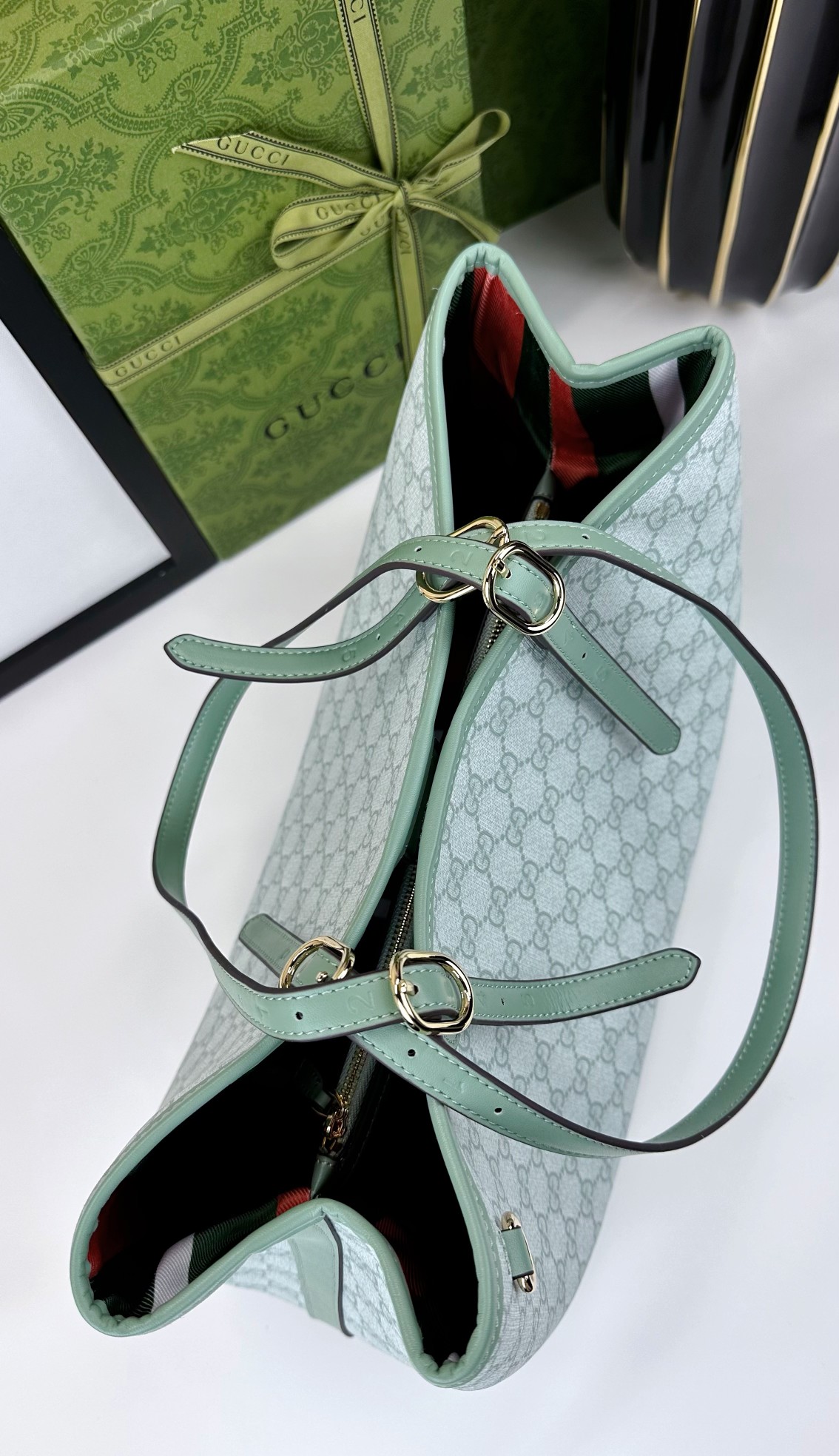  GG这款购物袋GG图案和条纹织带这两种品牌颇有辨识性的元素融合成经典搭配，Ophidia世界的演化之路