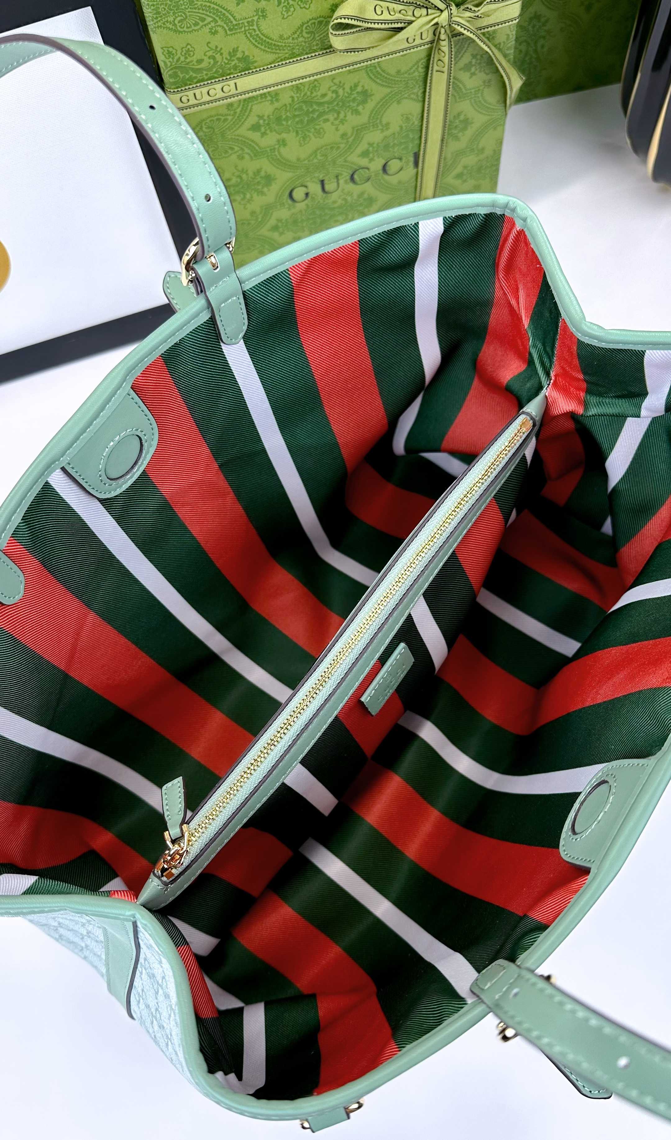  GG这款购物袋GG图案和条纹织带这两种品牌颇有辨识性的元素融合成经典搭配，Ophidia世界的演化之路