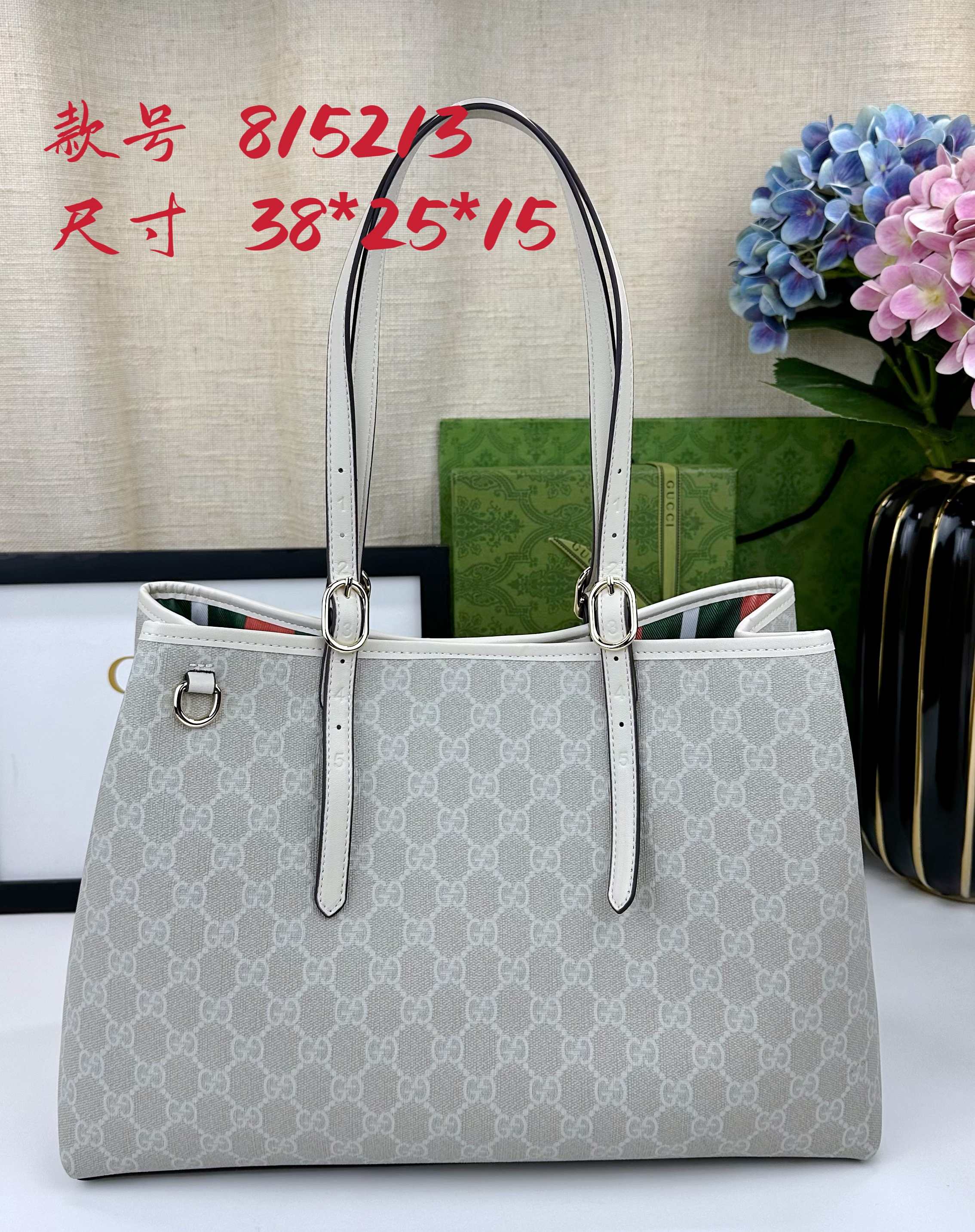 GG这款购物袋GG图案和条纹织带这两种品牌颇有辨识性的元素融合成经典搭配，Ophidia世界的演化之路从