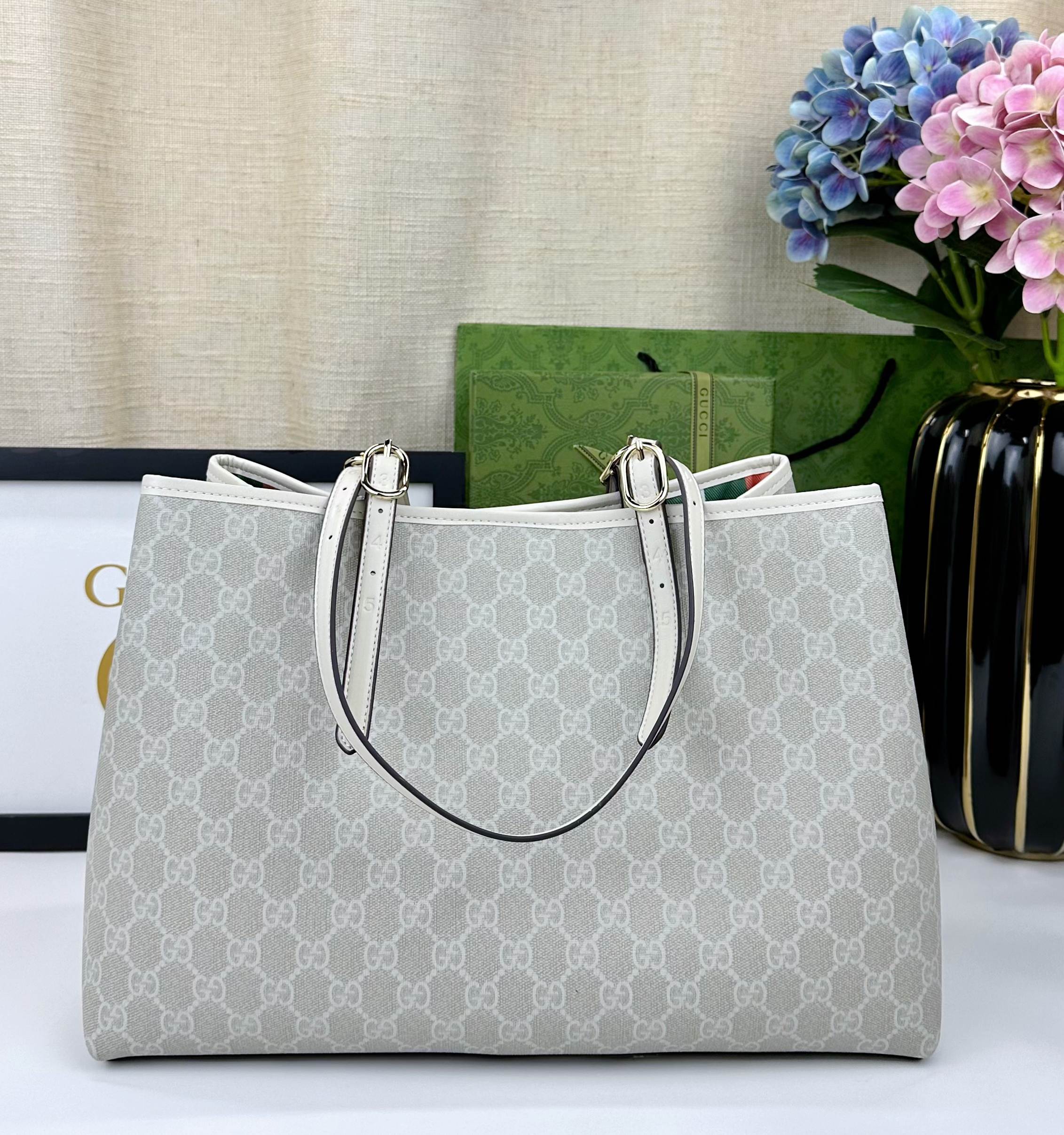 GG这款购物袋GG图案和条纹织带这两种品牌颇有辨识性的元素融合成经典搭配，Ophidia世界的演化之路从