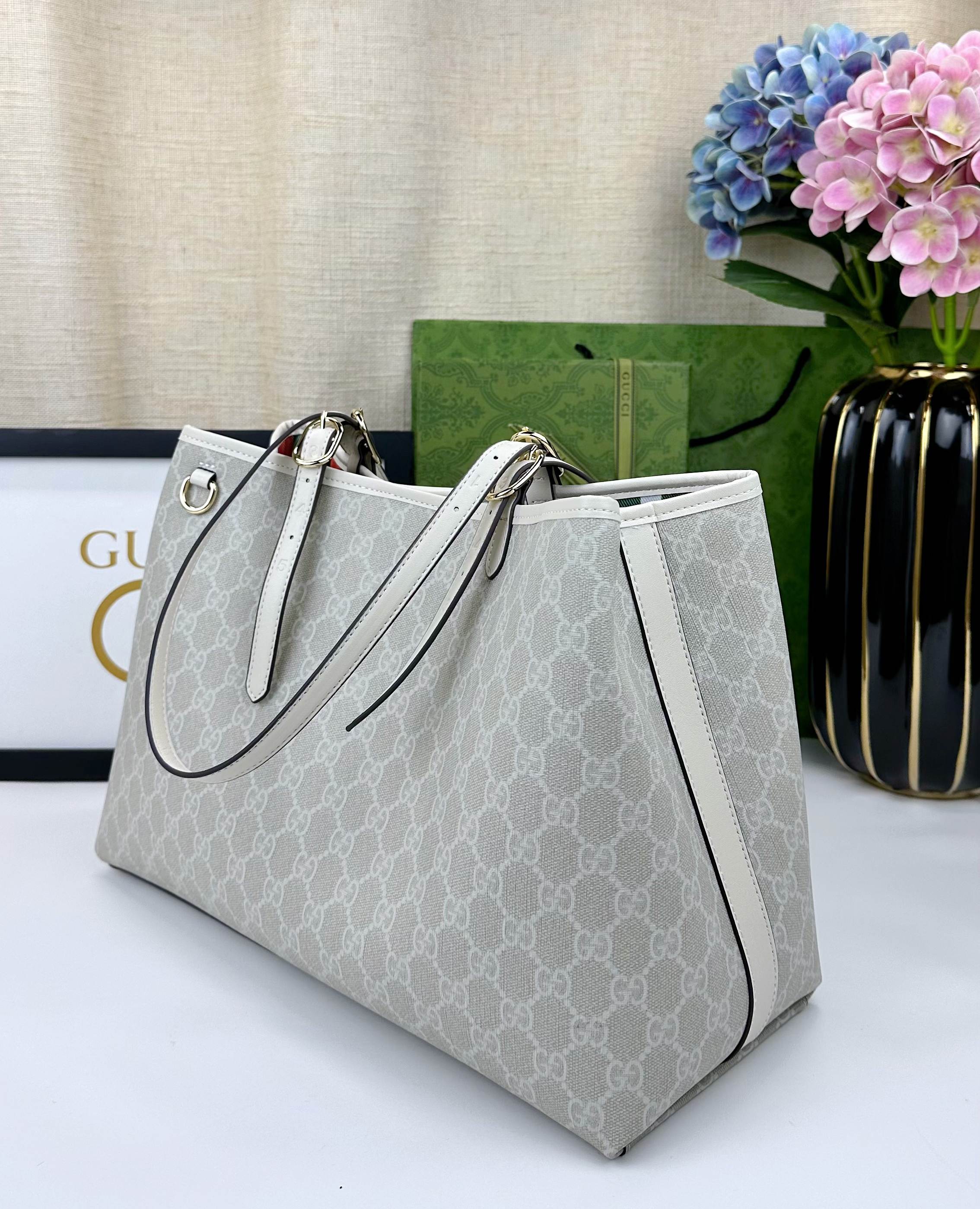 GG这款购物袋GG图案和条纹织带这两种品牌颇有辨识性的元素融合成经典搭配，Ophidia世界的演化之路从