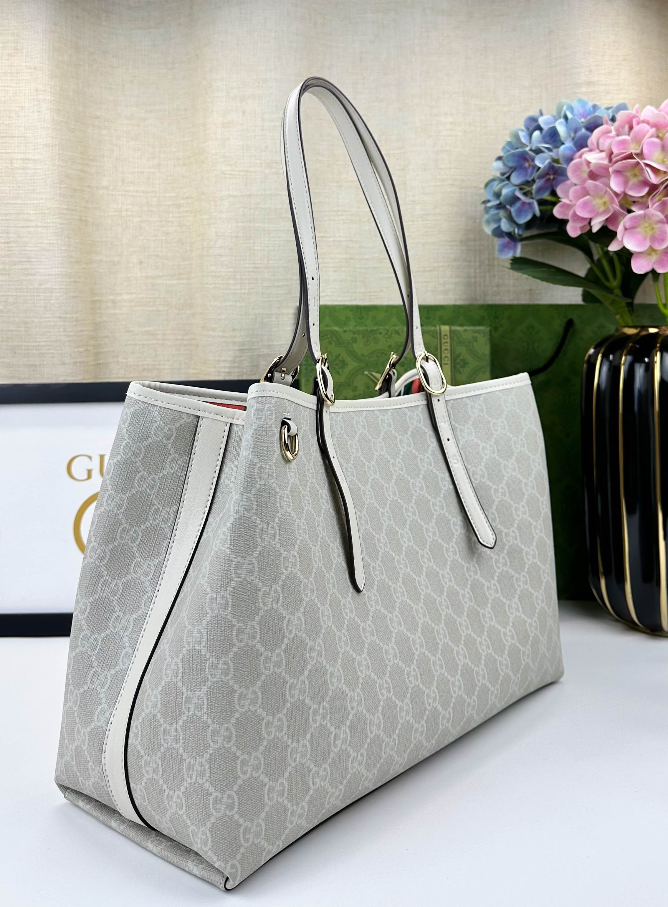 GG这款购物袋GG图案和条纹织带这两种品牌颇有辨识性的元素融合成经典搭配，Ophidia世界的演化之路从