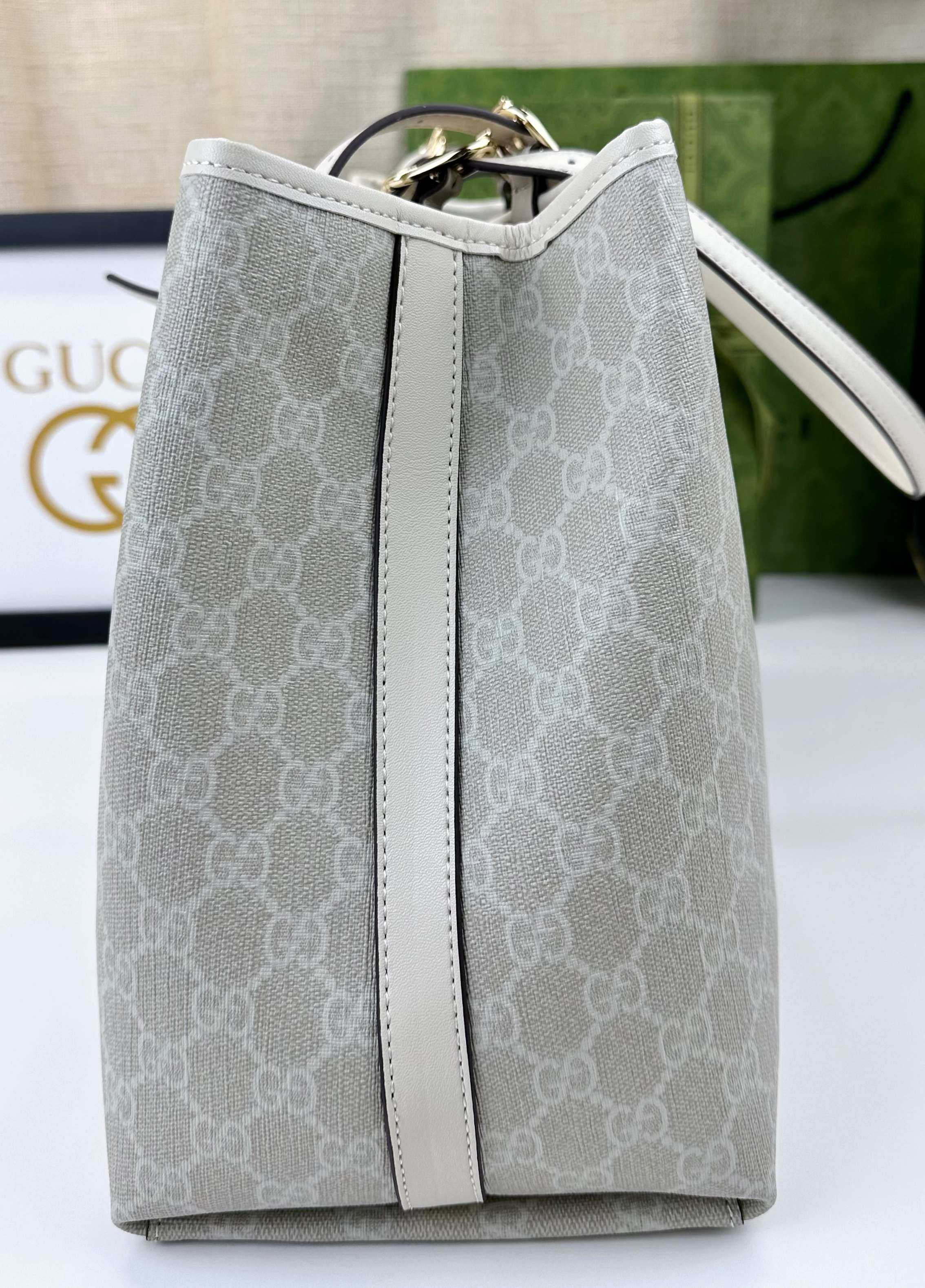 GG这款购物袋GG图案和条纹织带这两种品牌颇有辨识性的元素融合成经典搭配，Ophidia世界的演化之路从