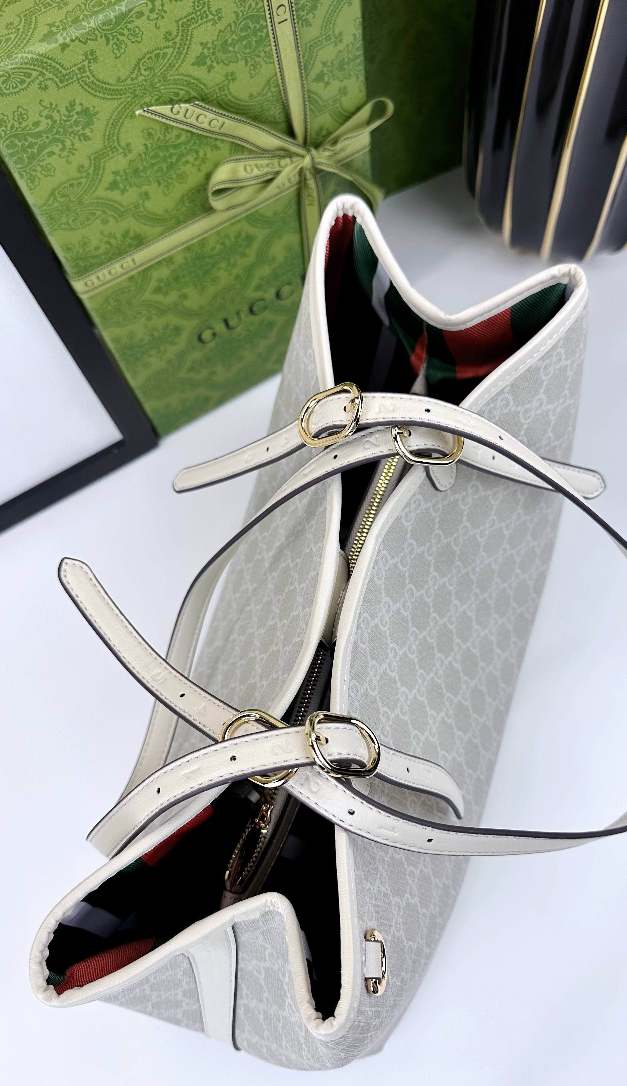 GG这款购物袋GG图案和条纹织带这两种品牌颇有辨识性的元素融合成经典搭配，Ophidia世界的演化之路从