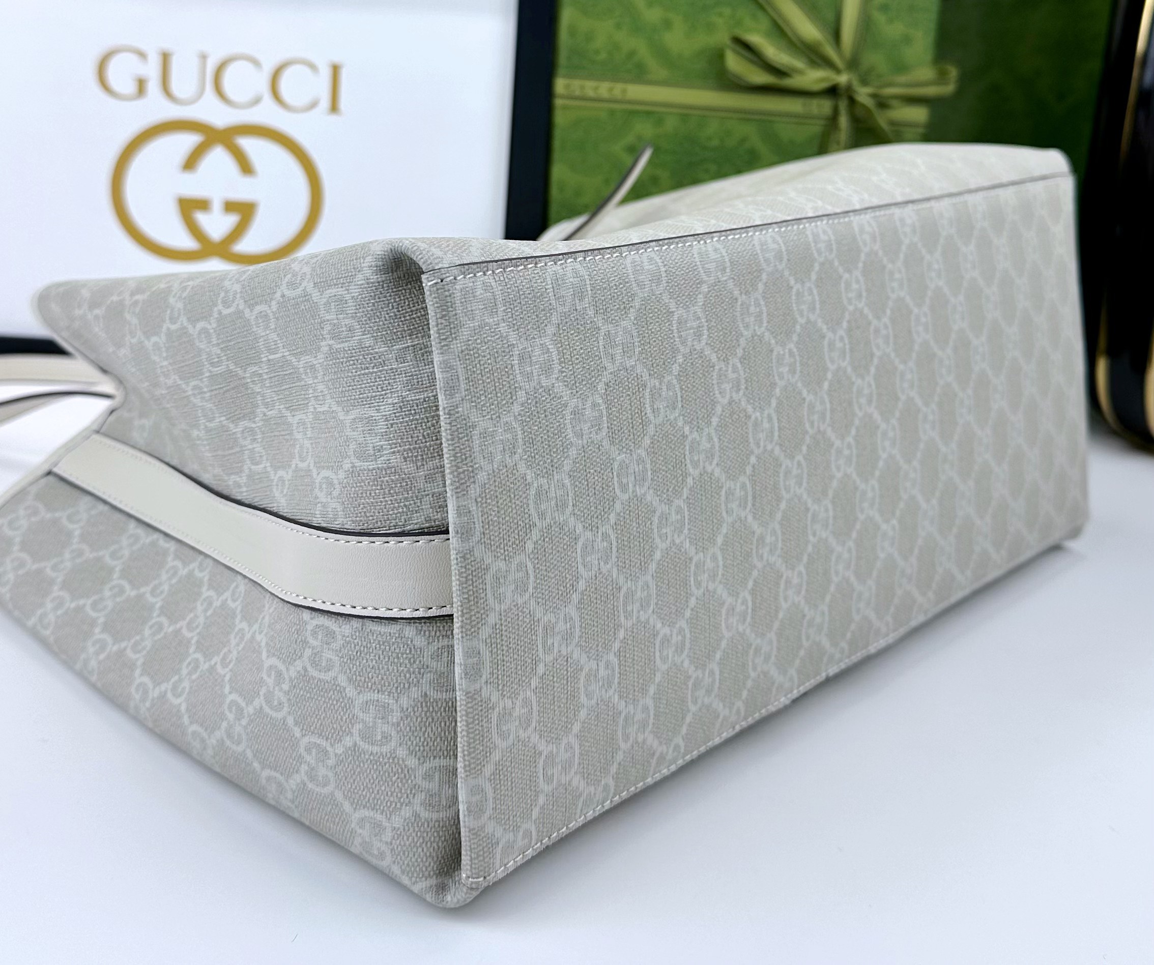 GG这款购物袋GG图案和条纹织带这两种品牌颇有辨识性的元素融合成经典搭配，Ophidia世界的演化之路从