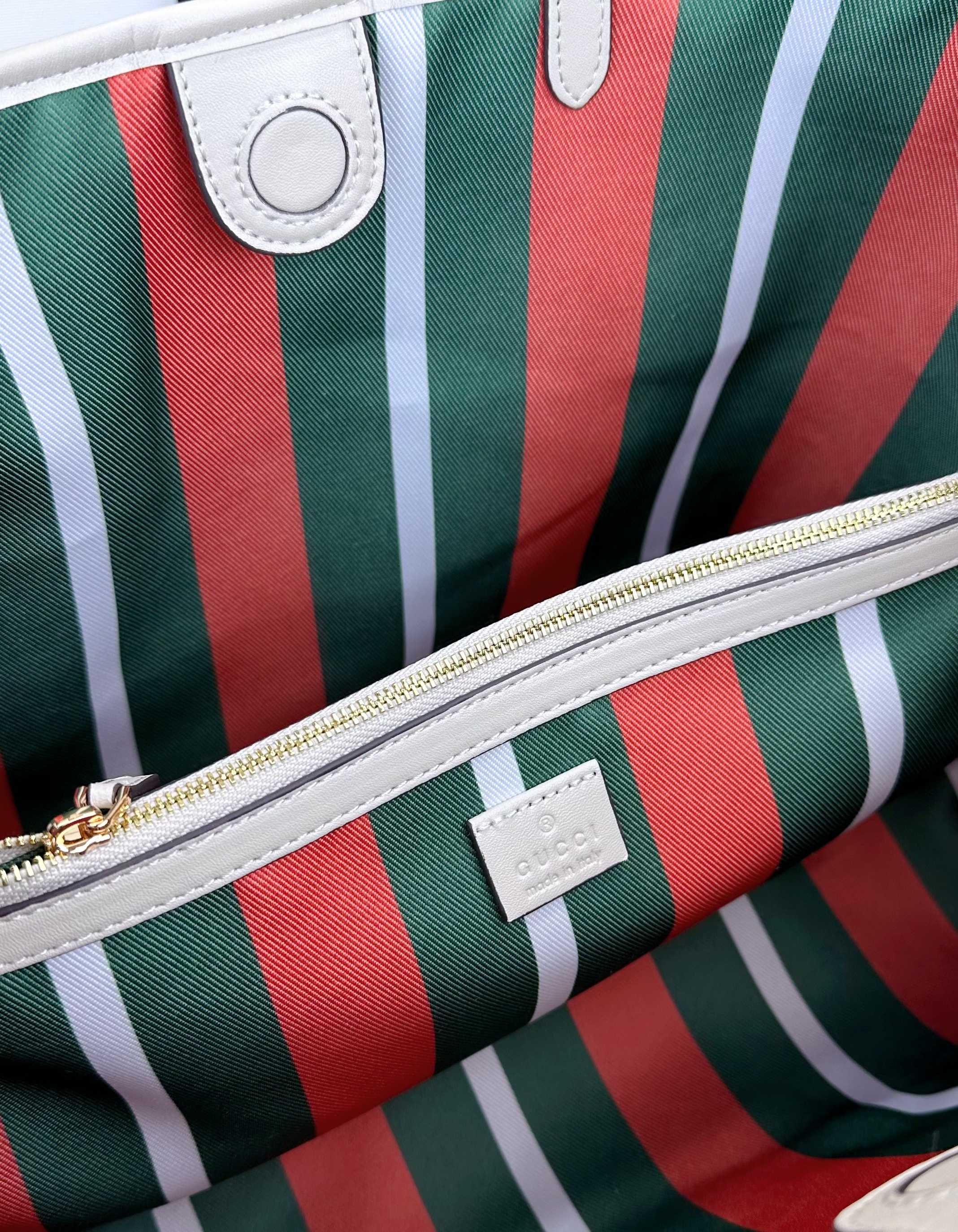 GG这款购物袋GG图案和条纹织带这两种品牌颇有辨识性的元素融合成经典搭配，Ophidia世界的演化之路从