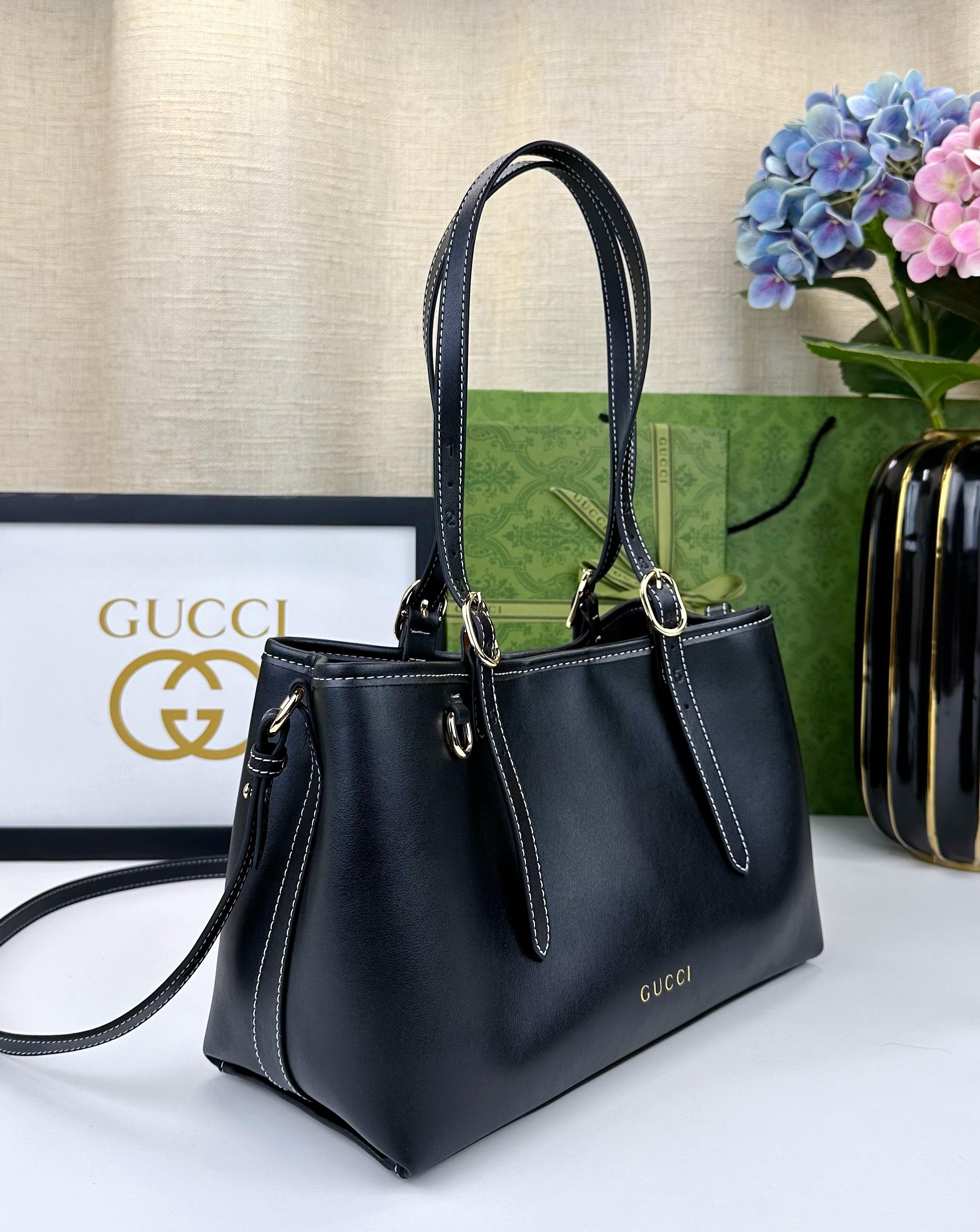 GG这款购物袋GG图案和条纹织带这两种品牌颇有辨识性的元素融合成经典搭配,Ophidia世界的演化之路从