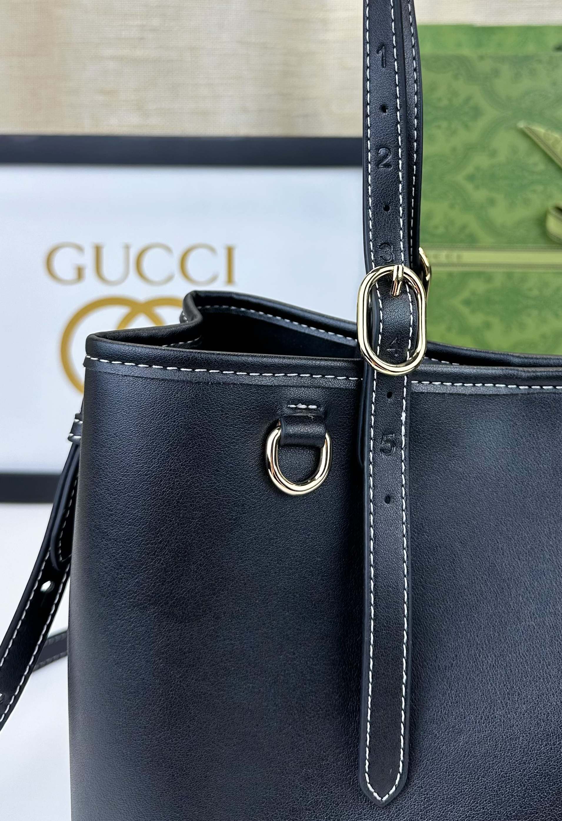 GG这款购物袋GG图案和条纹织带这两种品牌颇有辨识性的元素融合成经典搭配,Ophidia世界的演化之路从