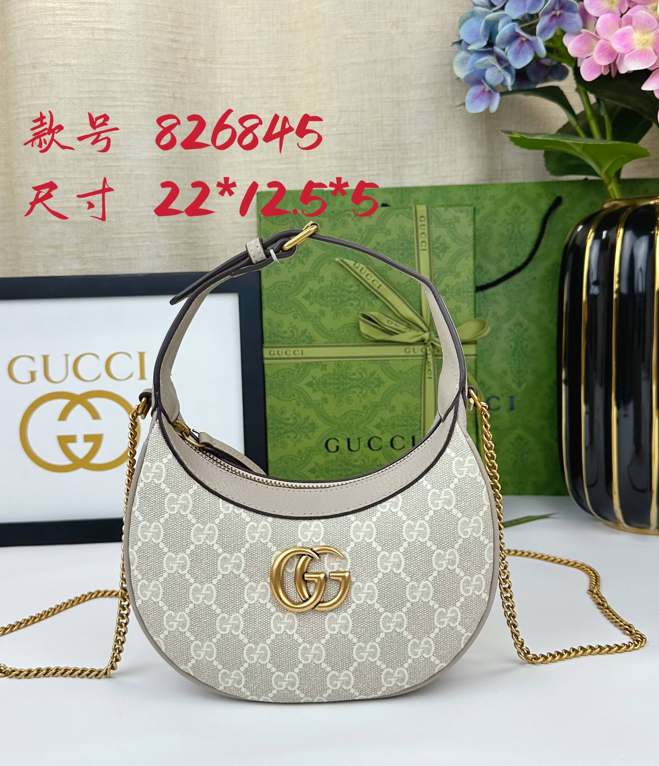 GG半月造型迷你手袋,这款迷你手袋采用新月造型搭配GG Supreme帆布材质,散发出浓郁的复古格调。品
