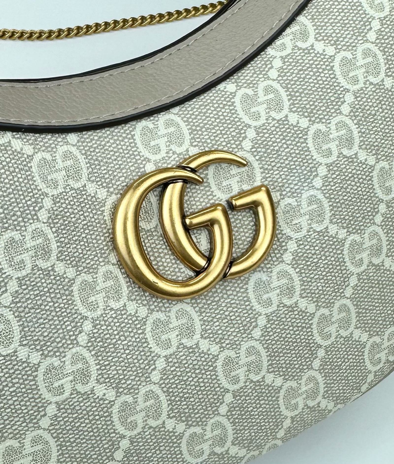 GG半月造型迷你手袋,这款迷你手袋采用新月造型搭配GG Supreme帆布材质,散发出浓郁的复古格调。品