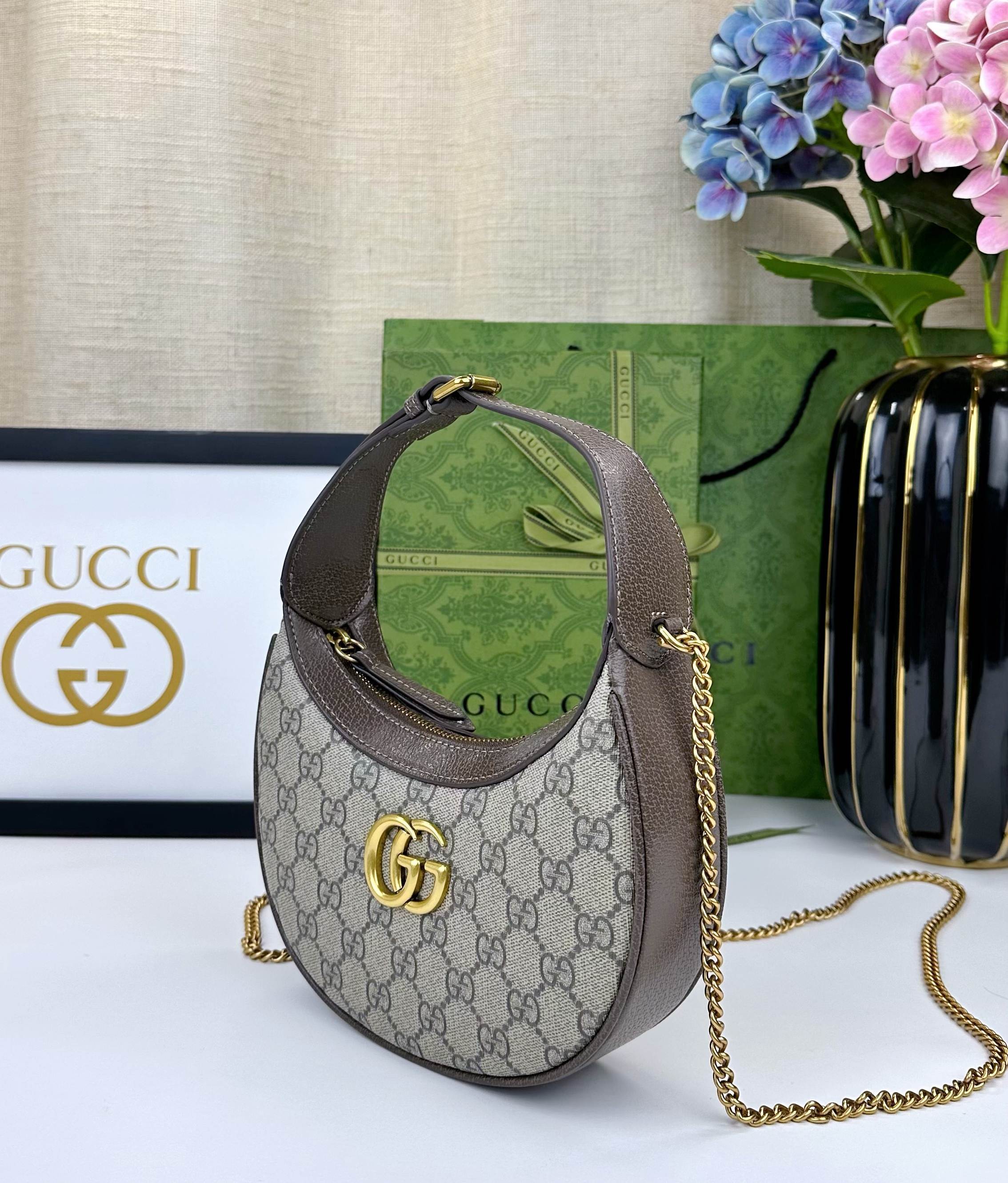 GG半月造型迷你手袋,这款迷你手袋采用新月造型搭配GG Supreme帆布材质,散发出浓郁的复古格调。品
