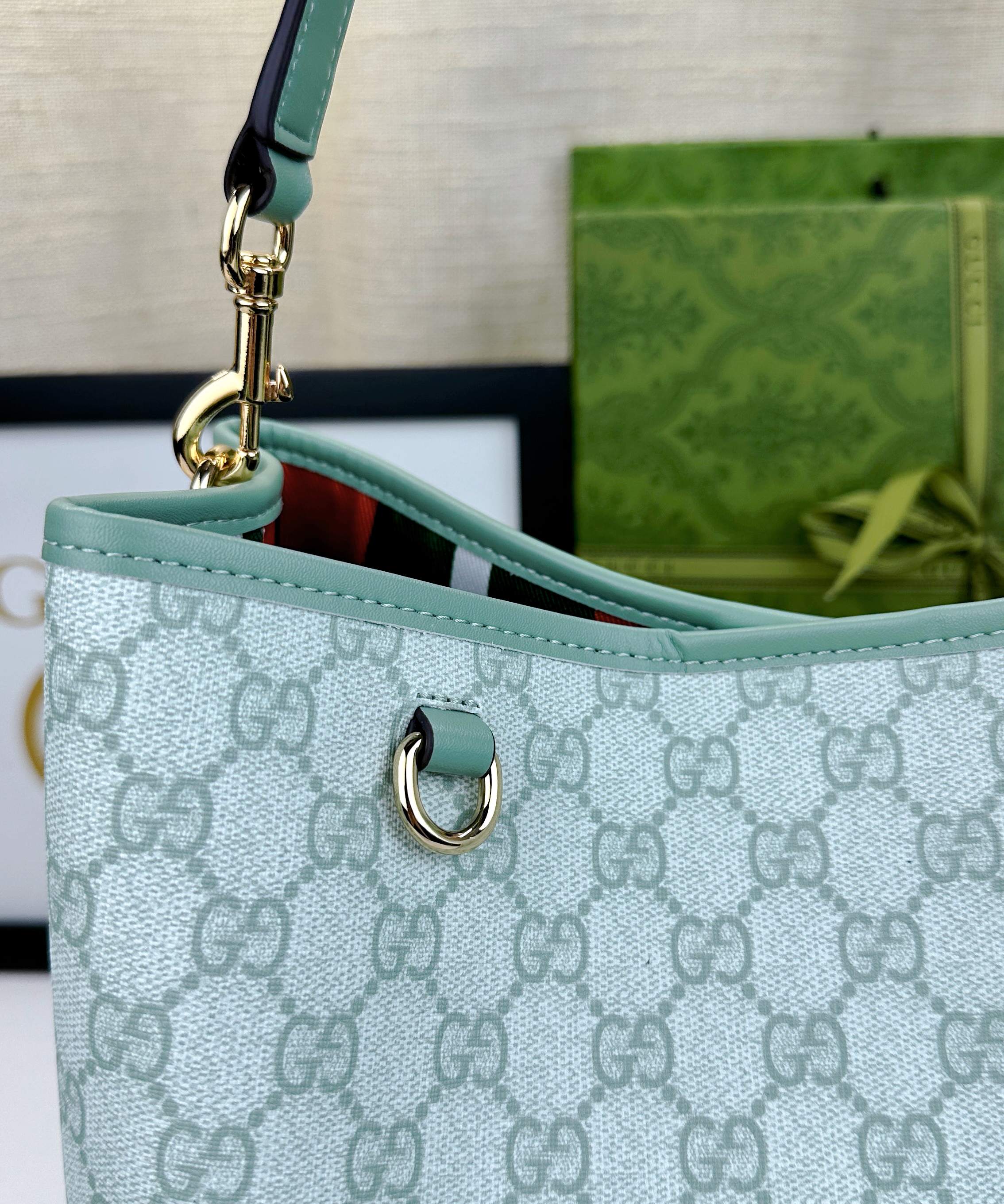 GG Emblemシリーズ小号肩背包 - 優雅なデザインと実用性