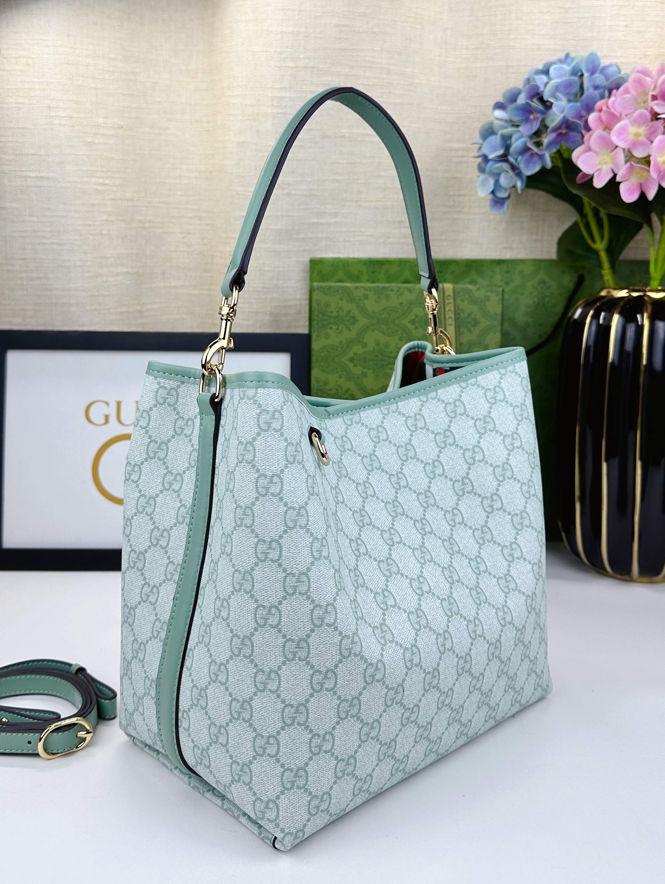 GG Emblemシリーズ小号肩背包 - 優雅なデザインと実用性