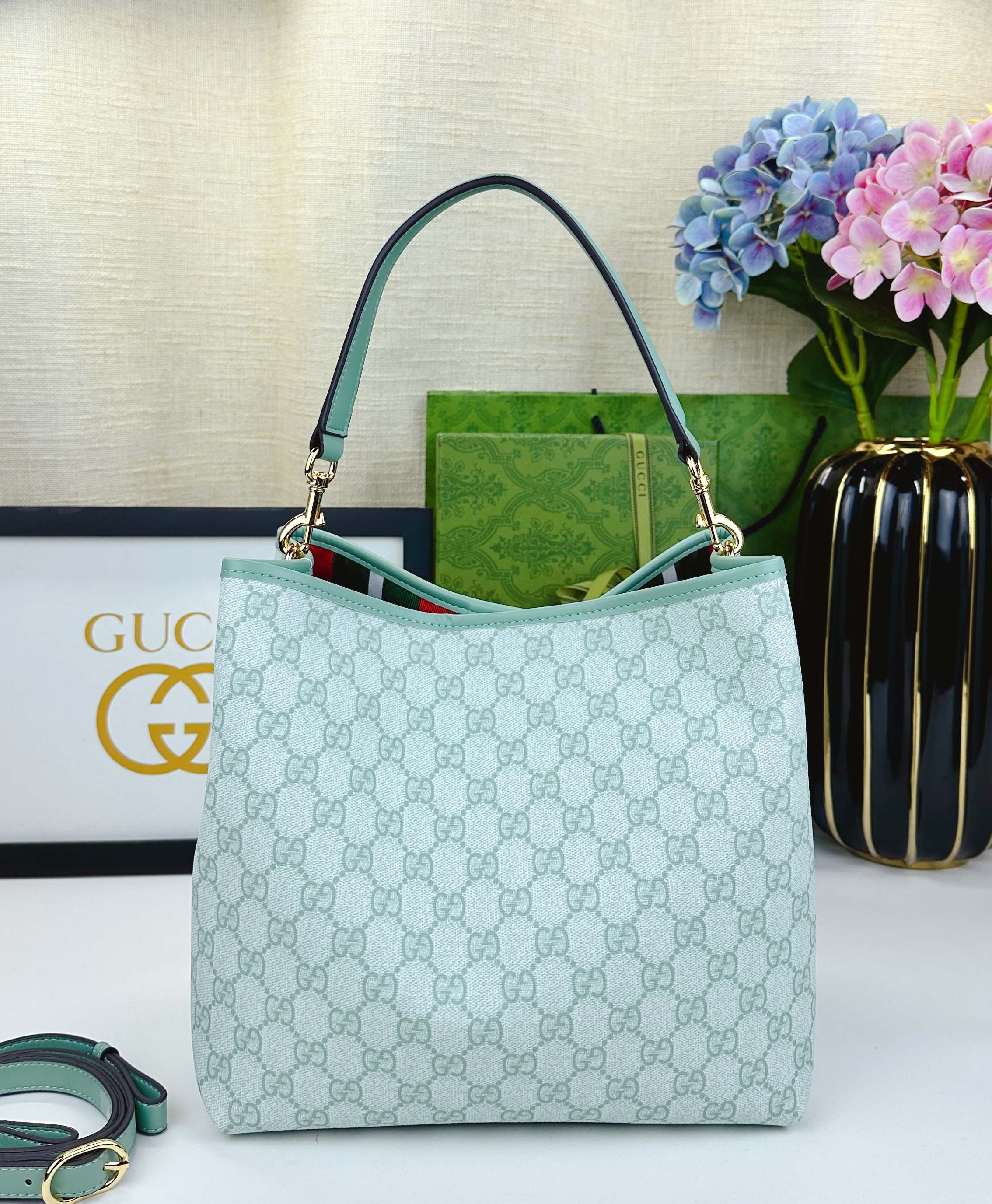 GG Emblemシリーズ小号肩背包 - 優雅なデザインと実用性