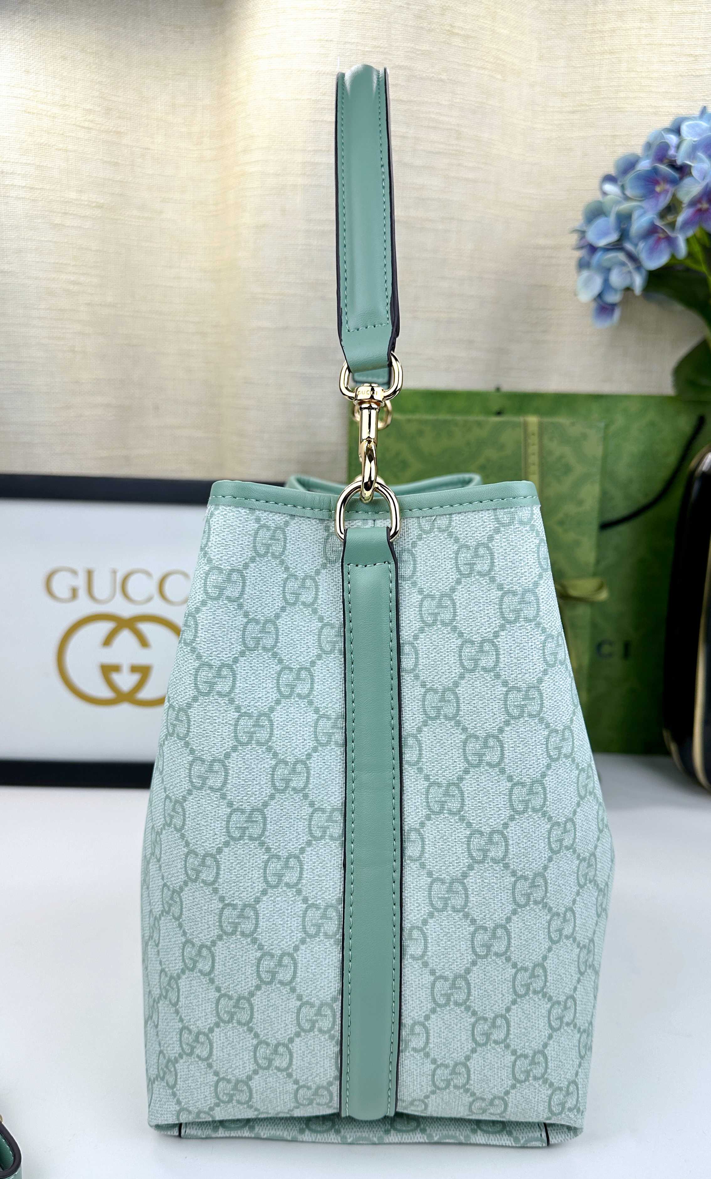 GG Emblemシリーズ小号肩背包 - 優雅なデザインと実用性