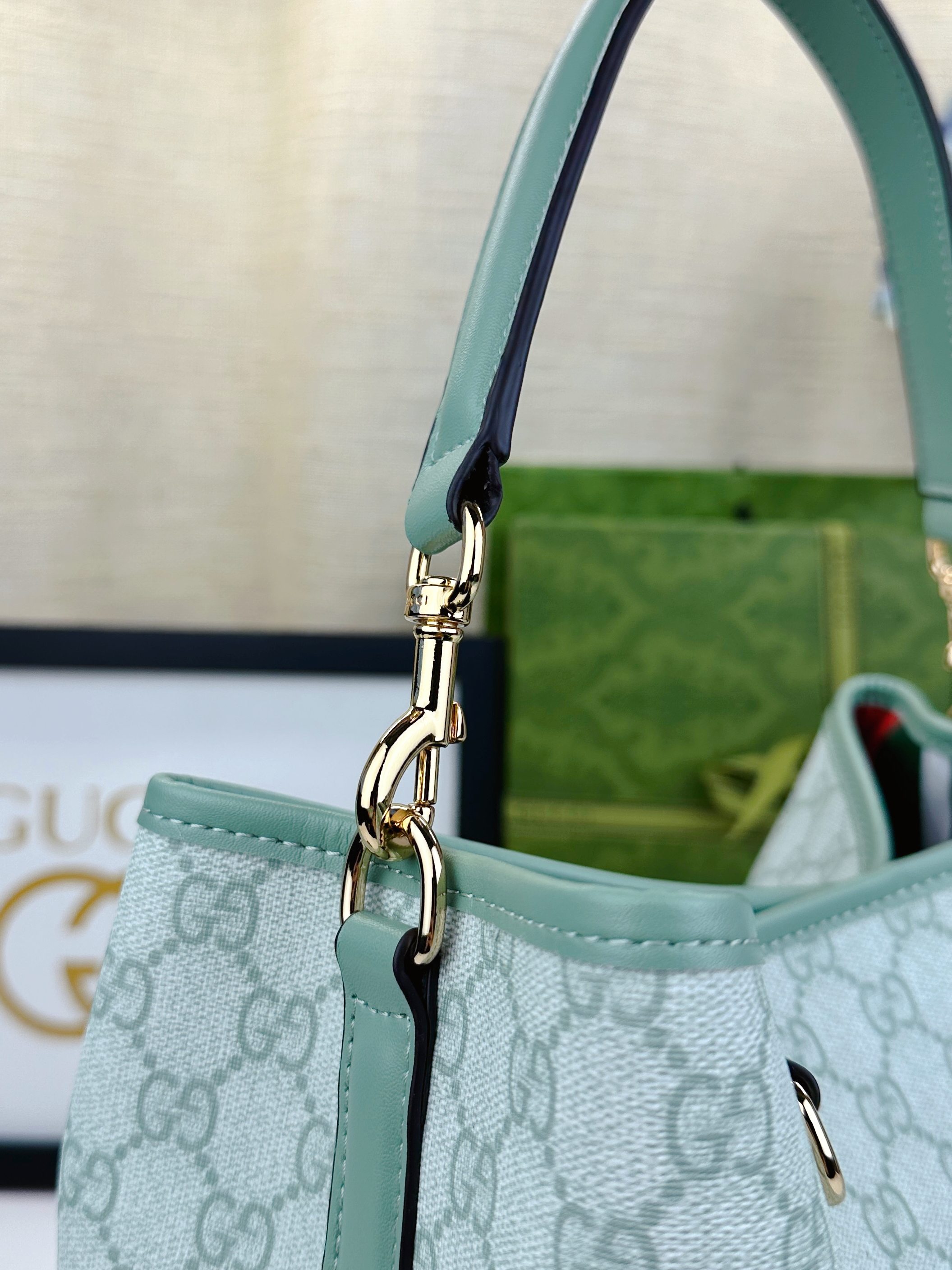 GG Emblemシリーズ小号肩背包 - 優雅なデザインと実用性