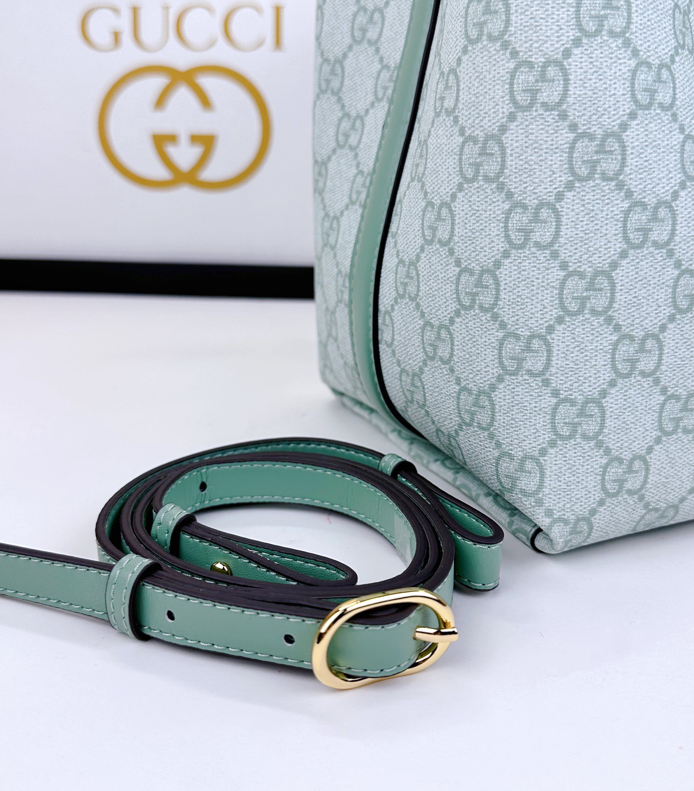 GG Emblemシリーズ小号肩背包 - 優雅なデザインと実用性