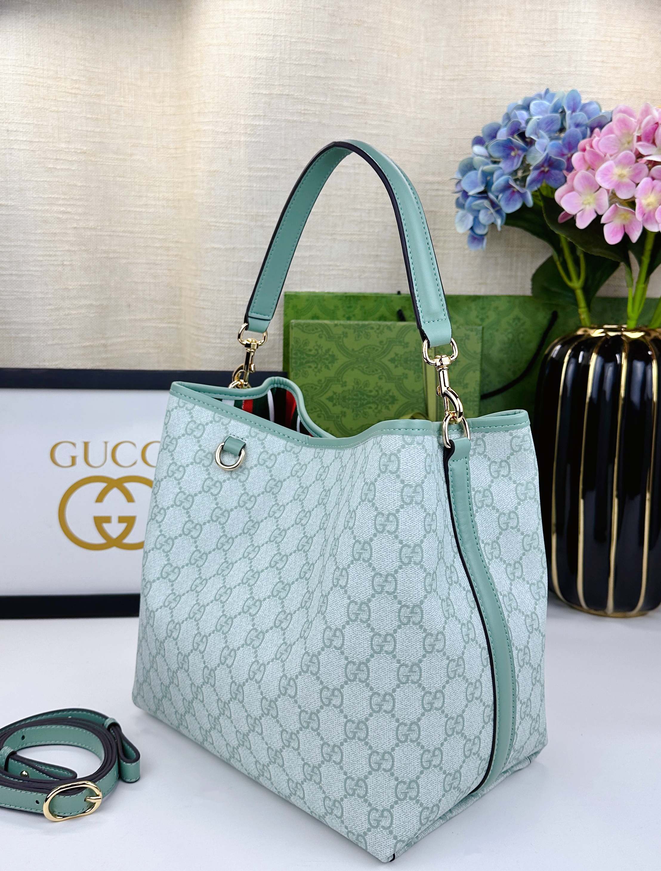 GG Emblemシリーズ小号肩背包 - 優雅なデザインと実用性