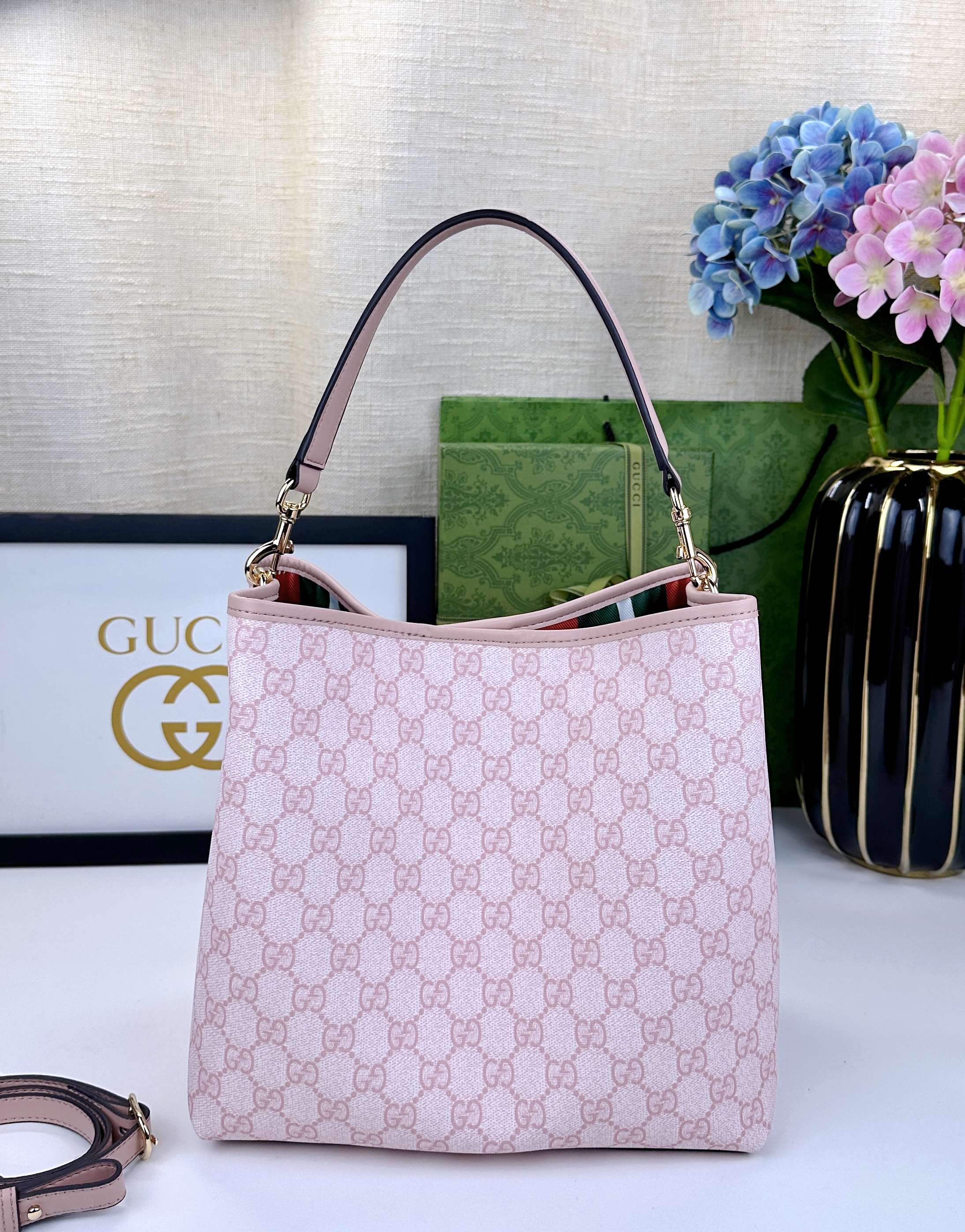 GG Emblemシリーズ小号肩背包 - 優雅なデザインと実用性