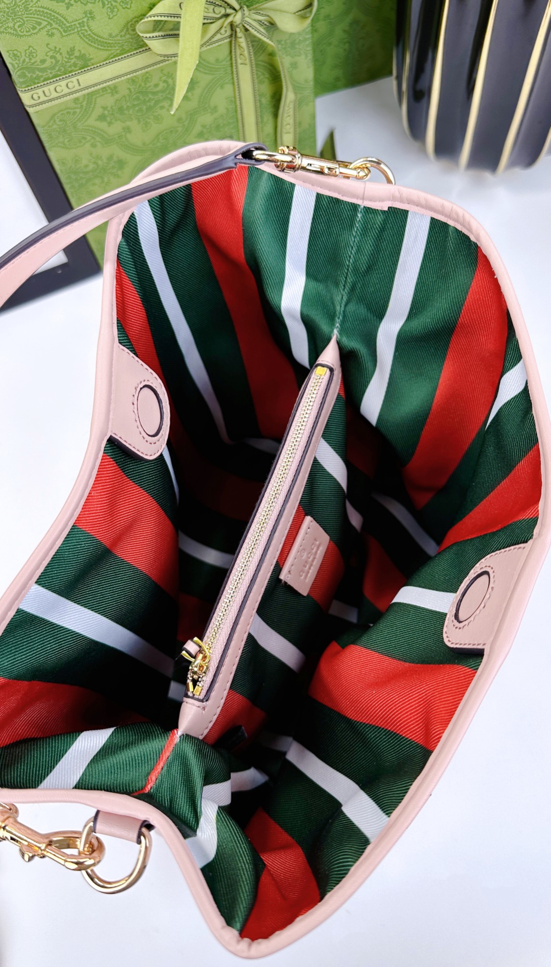 GG Emblemシリーズ小号肩背包 - 優雅なデザインと実用性