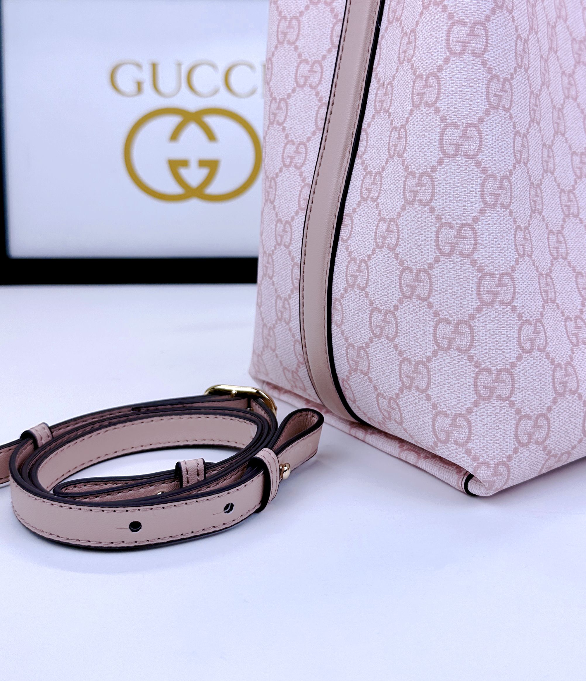 GG Emblemシリーズ小号肩背包 - 優雅なデザインと実用性