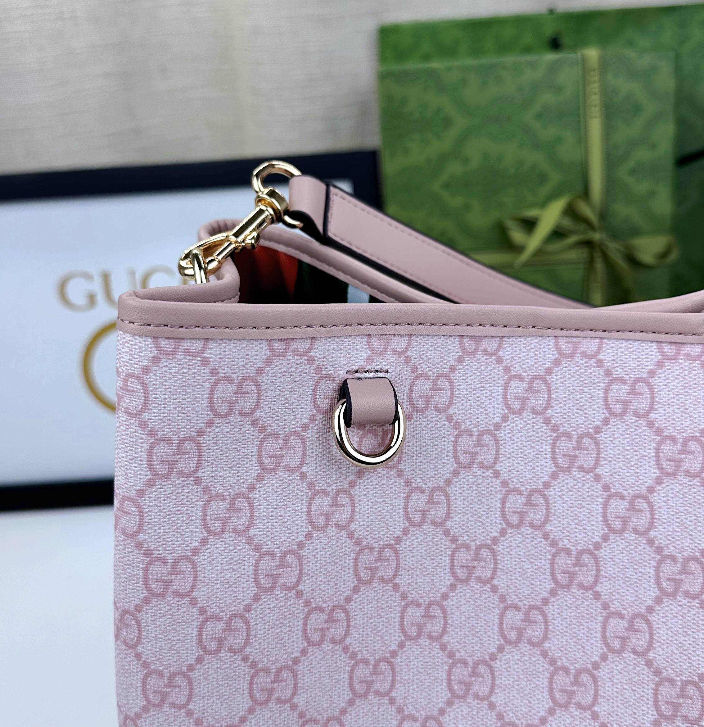 GG Emblemシリーズ小号肩背包 - 優雅なデザインと実用性