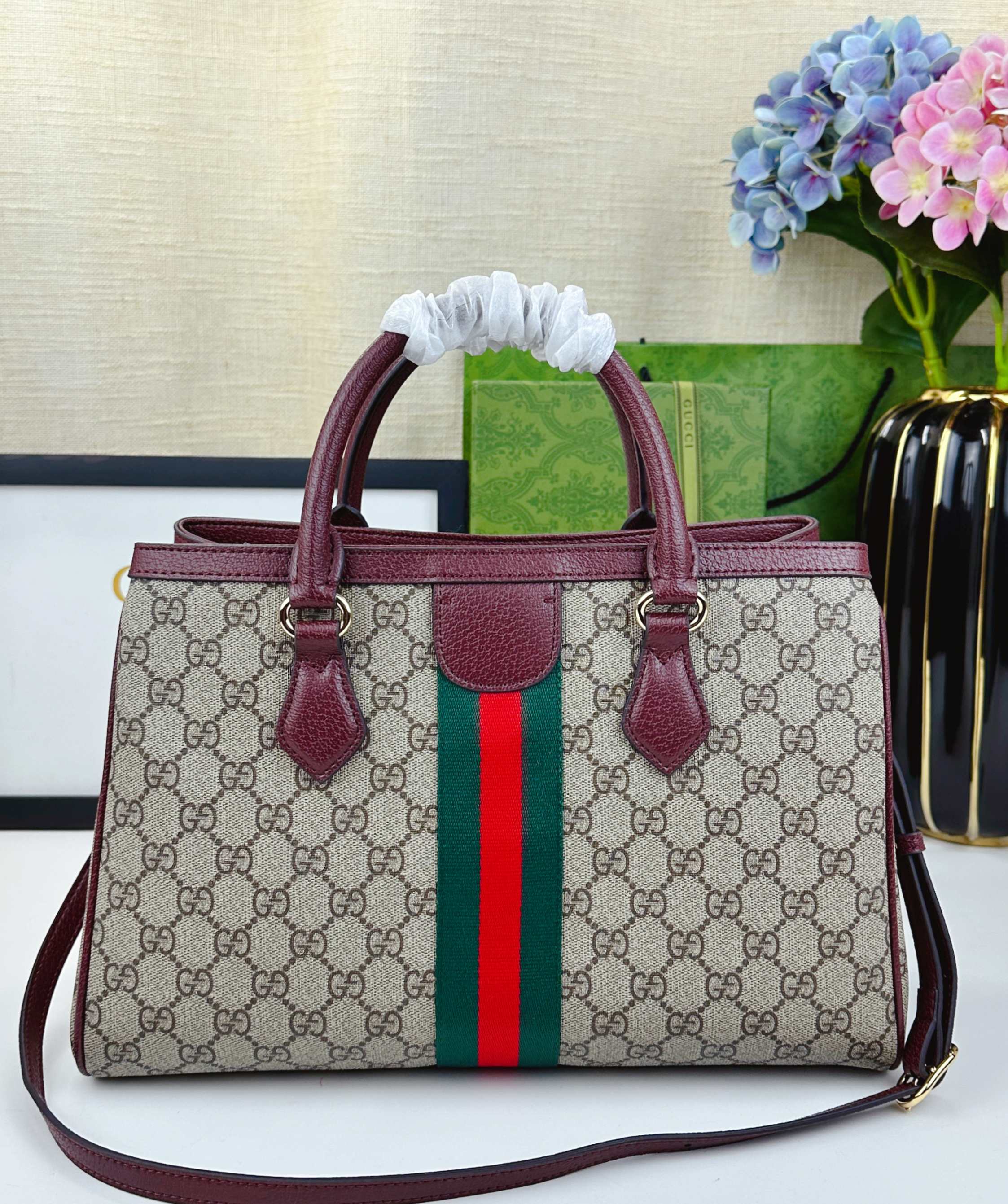 Ophidiaシリーズの新しいデザインのバッグ - 米色と深棕色のGG帆布