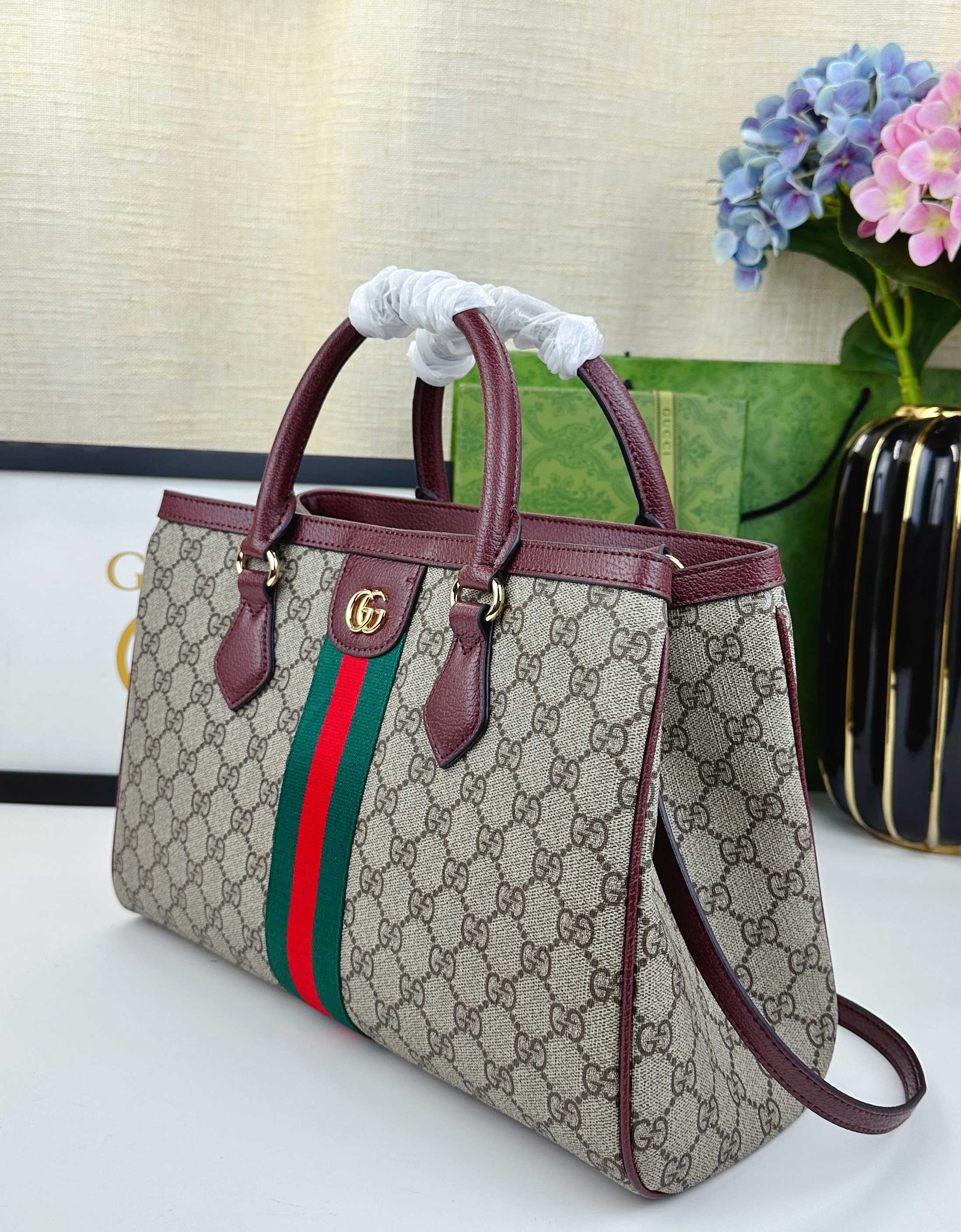 Ophidiaシリーズの新しいデザインのバッグ - 米色と深棕色のGG帆布