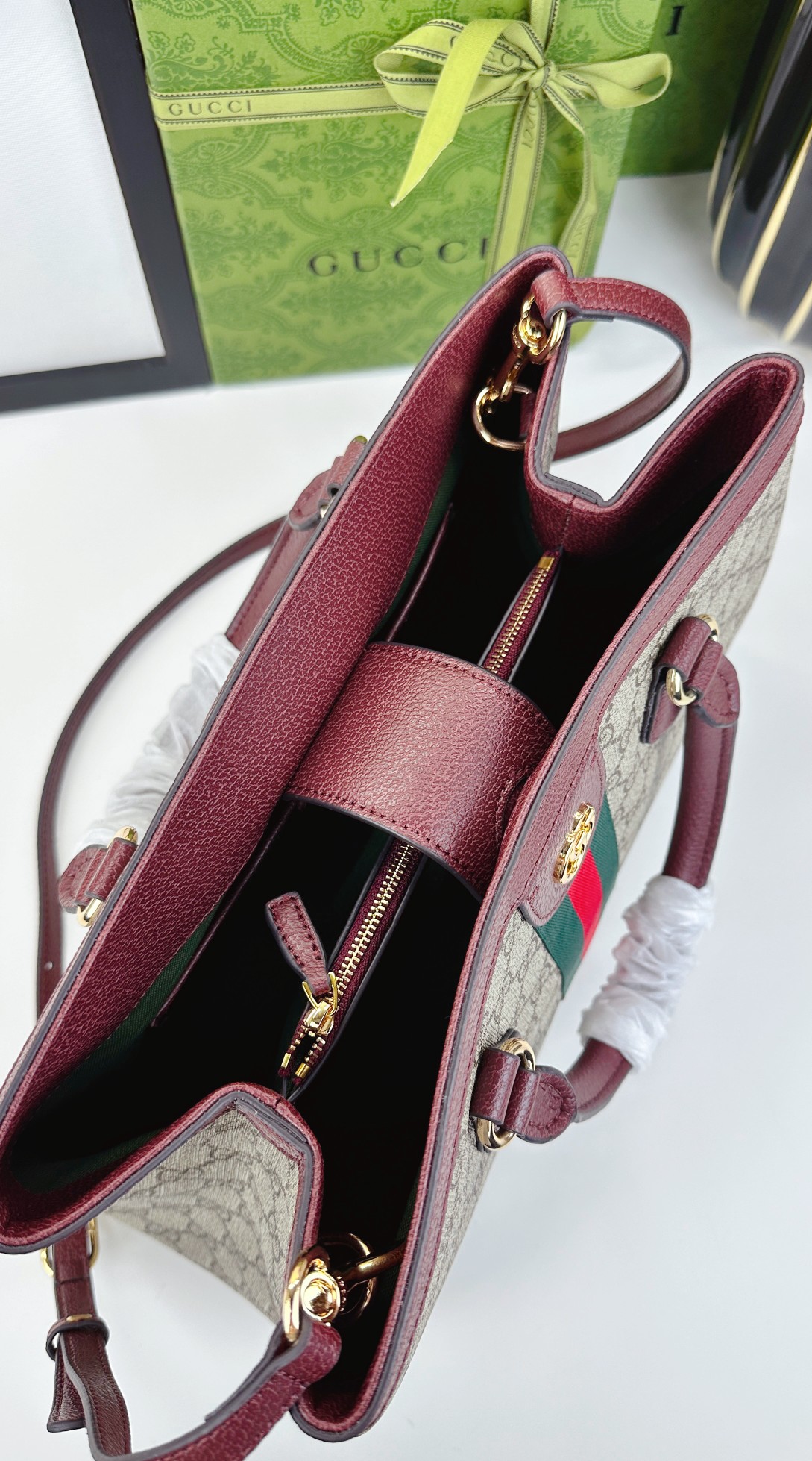 Ophidiaシリーズの新しいデザインのバッグ - 米色と深棕色のGG帆布