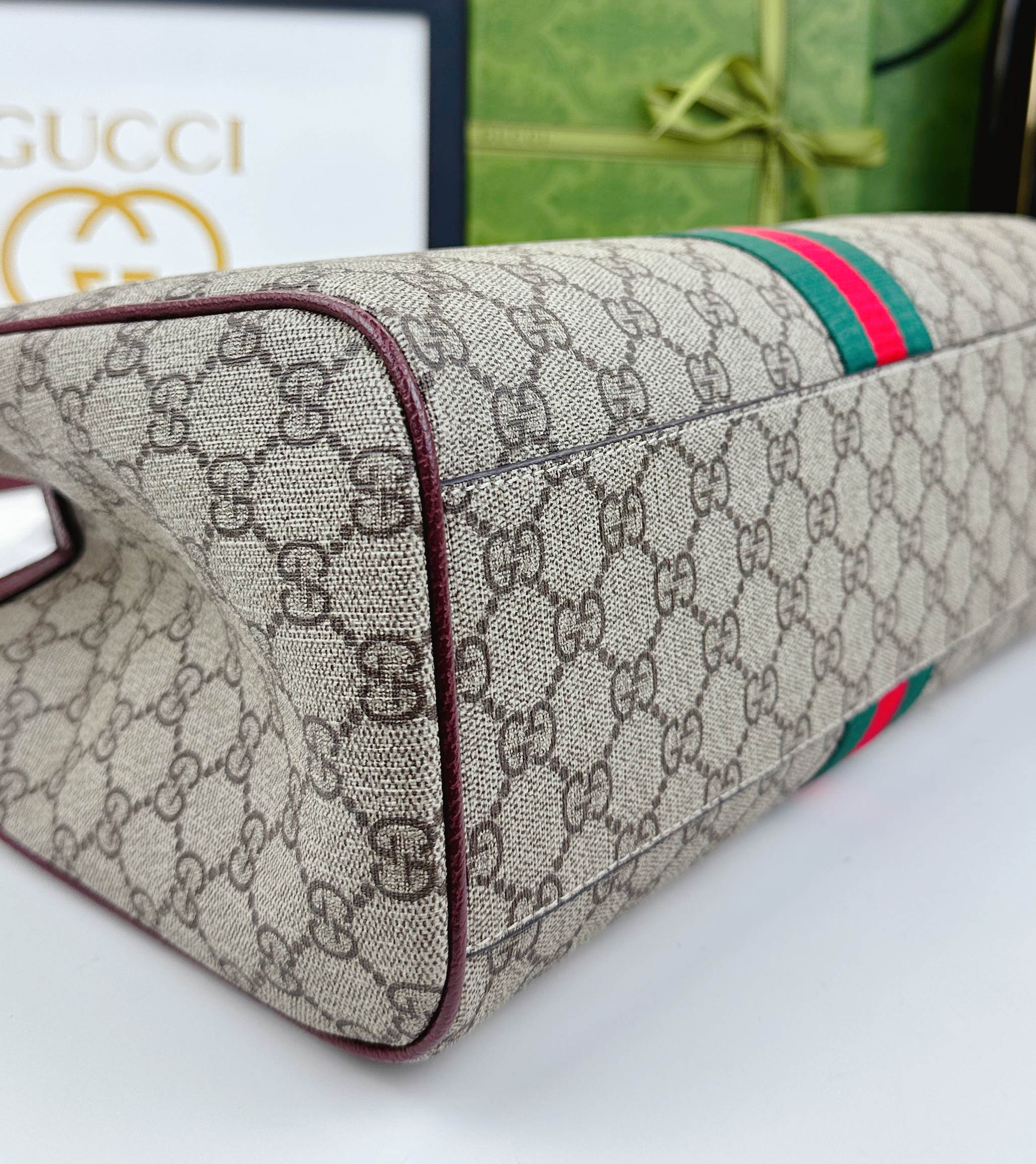 Ophidiaシリーズの新しいデザインのバッグ - 米色と深棕色のGG帆布