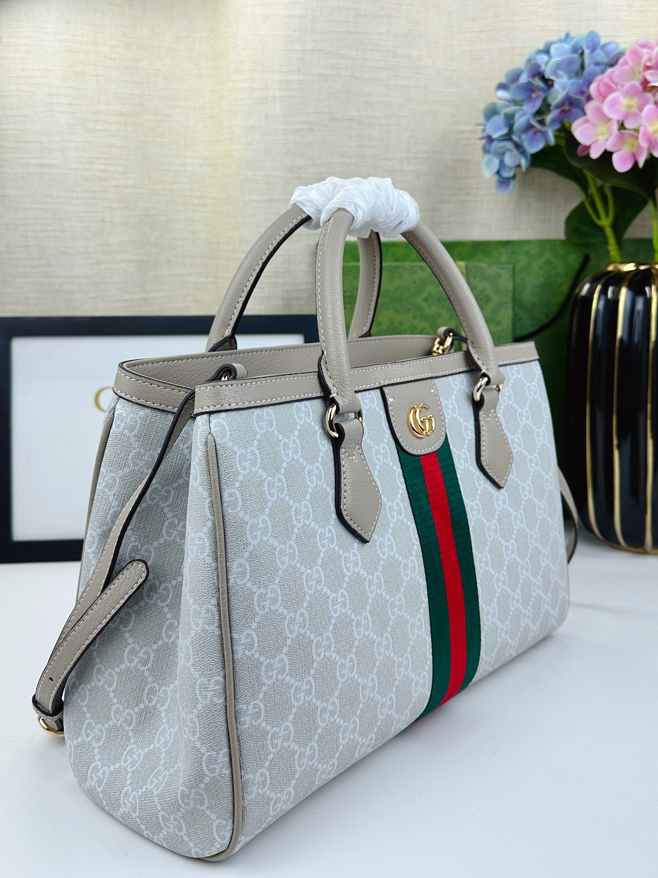 新作Ophidiaシリーズのスタイリッシュなバックパック