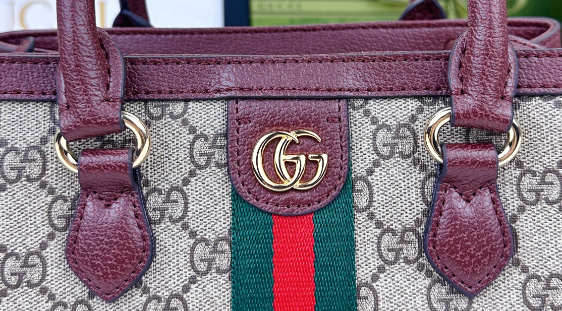 Ophidiaシリーズの新型バッグ - 米色と深棕色の洗練されたデザイン