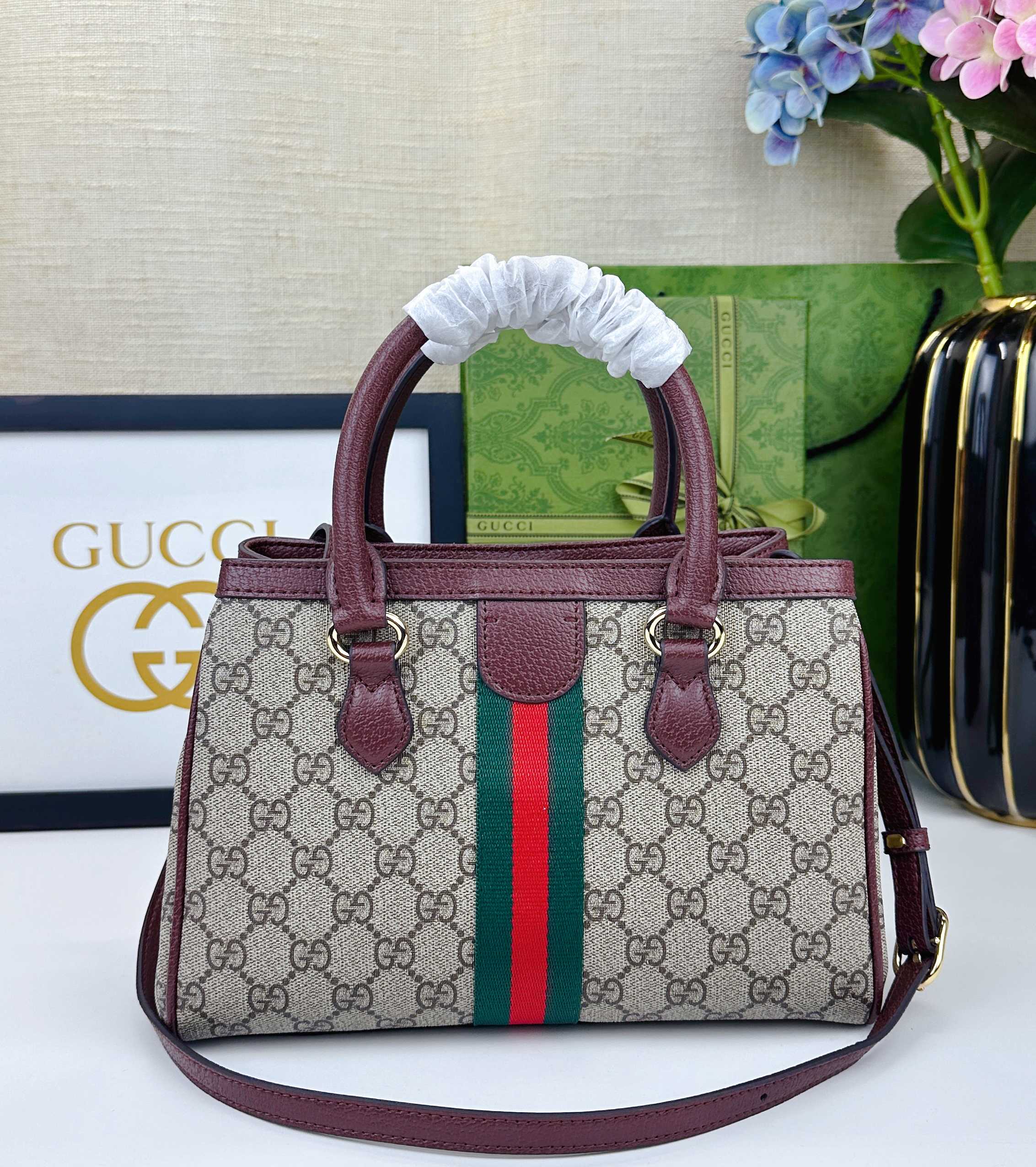 Ophidiaシリーズの新型バッグ - 米色と深棕色の洗練されたデザイン