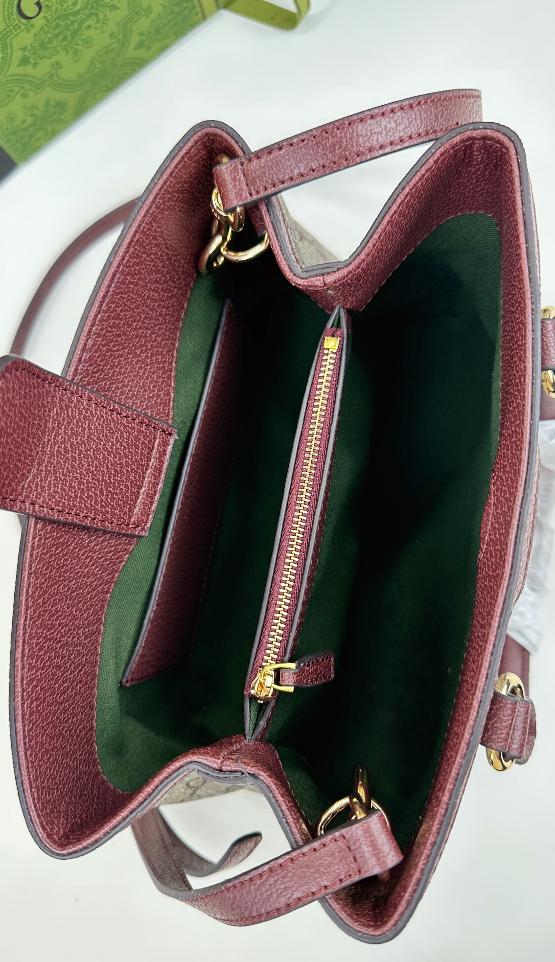 Ophidiaシリーズの新型バッグ - 米色と深棕色の洗練されたデザイン