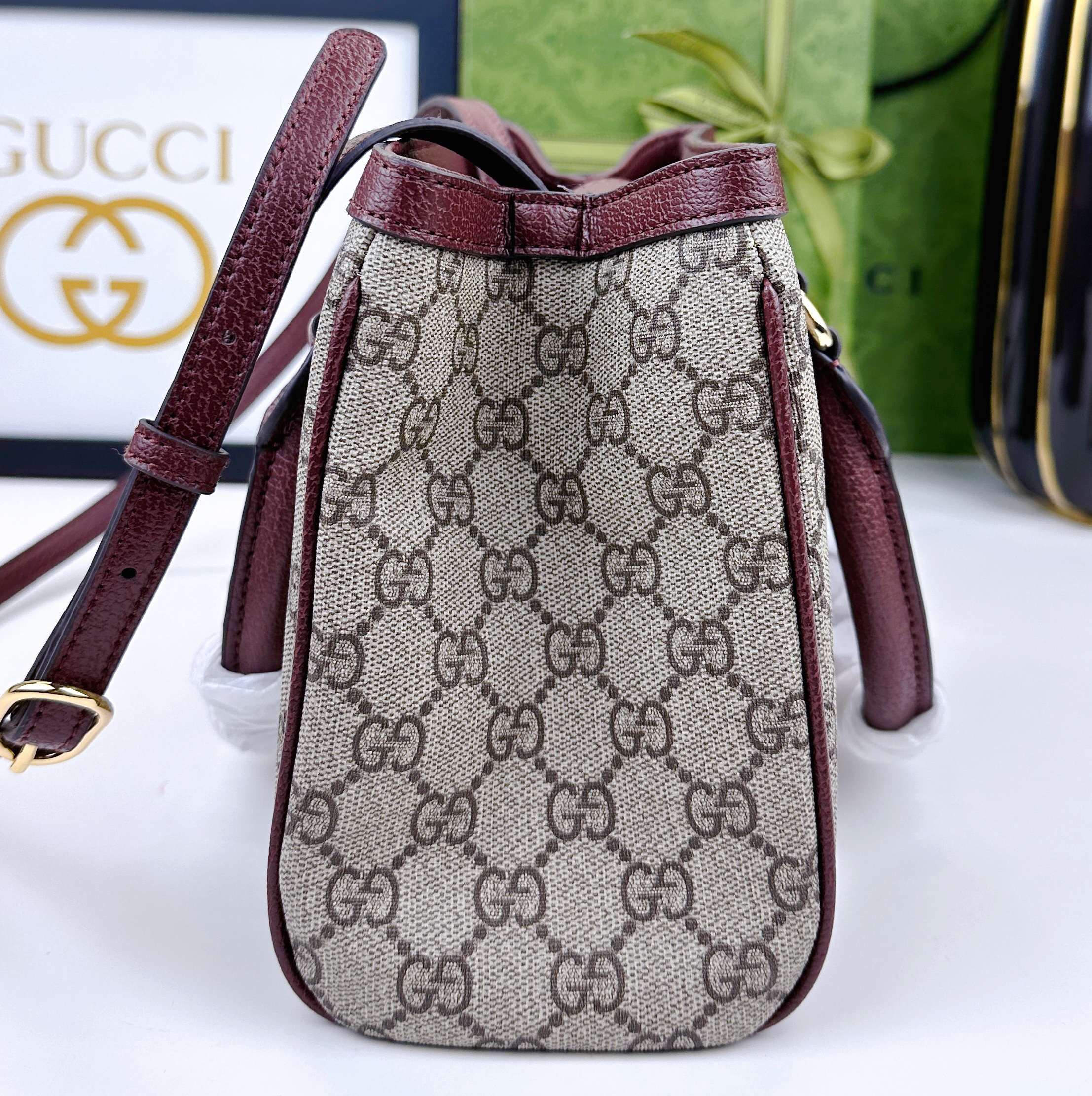 Ophidiaシリーズの新型バッグ - 米色と深棕色の洗練されたデザイン