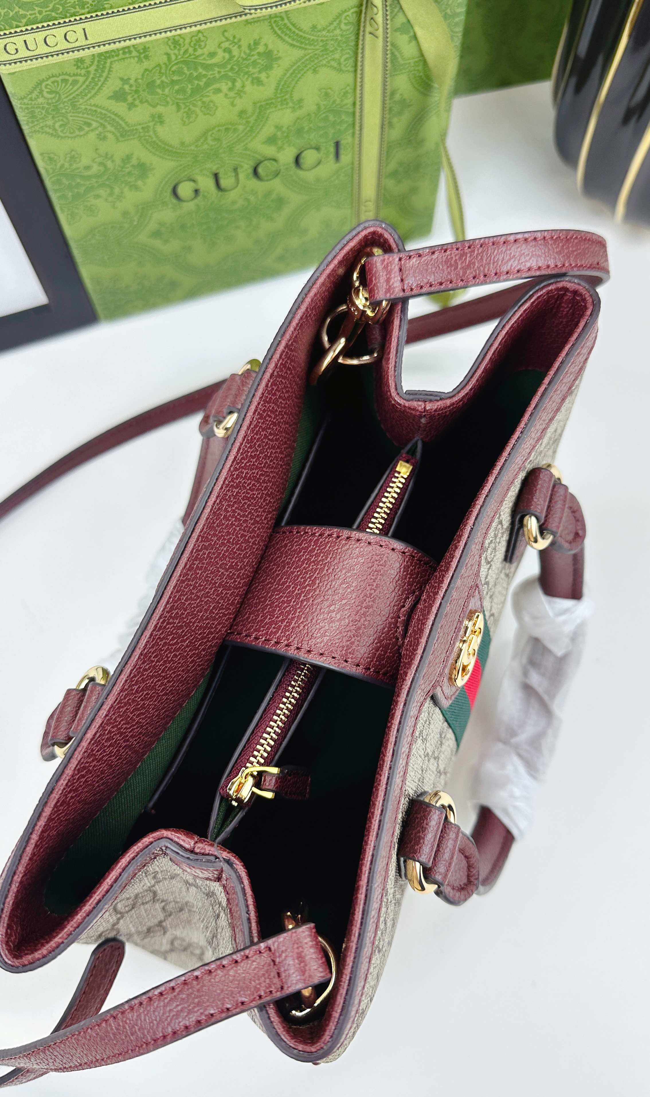 Ophidiaシリーズの新型バッグ - 米色と深棕色の洗練されたデザイン