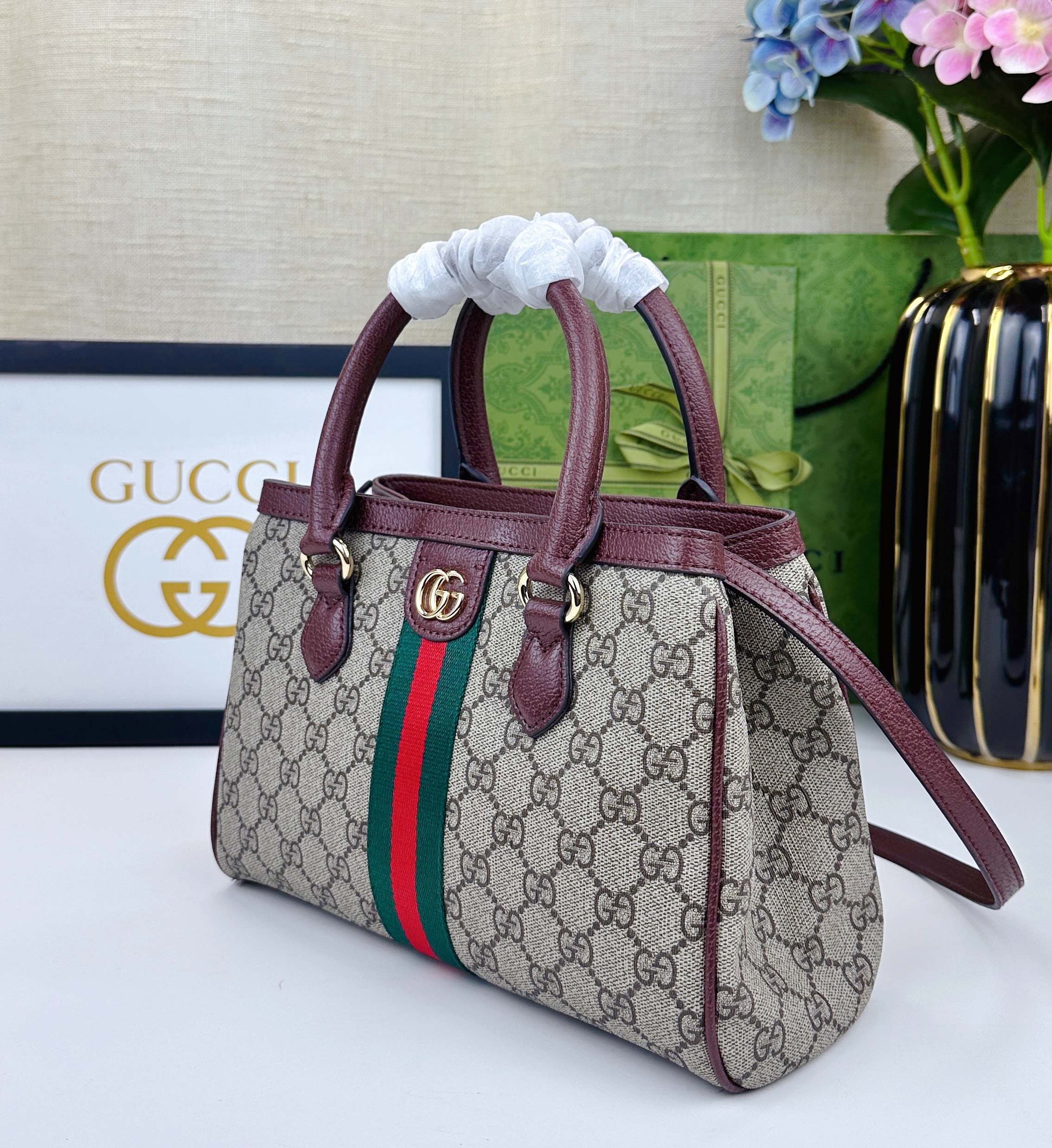 Ophidiaシリーズの新型バッグ - 米色と深棕色の洗練されたデザイン