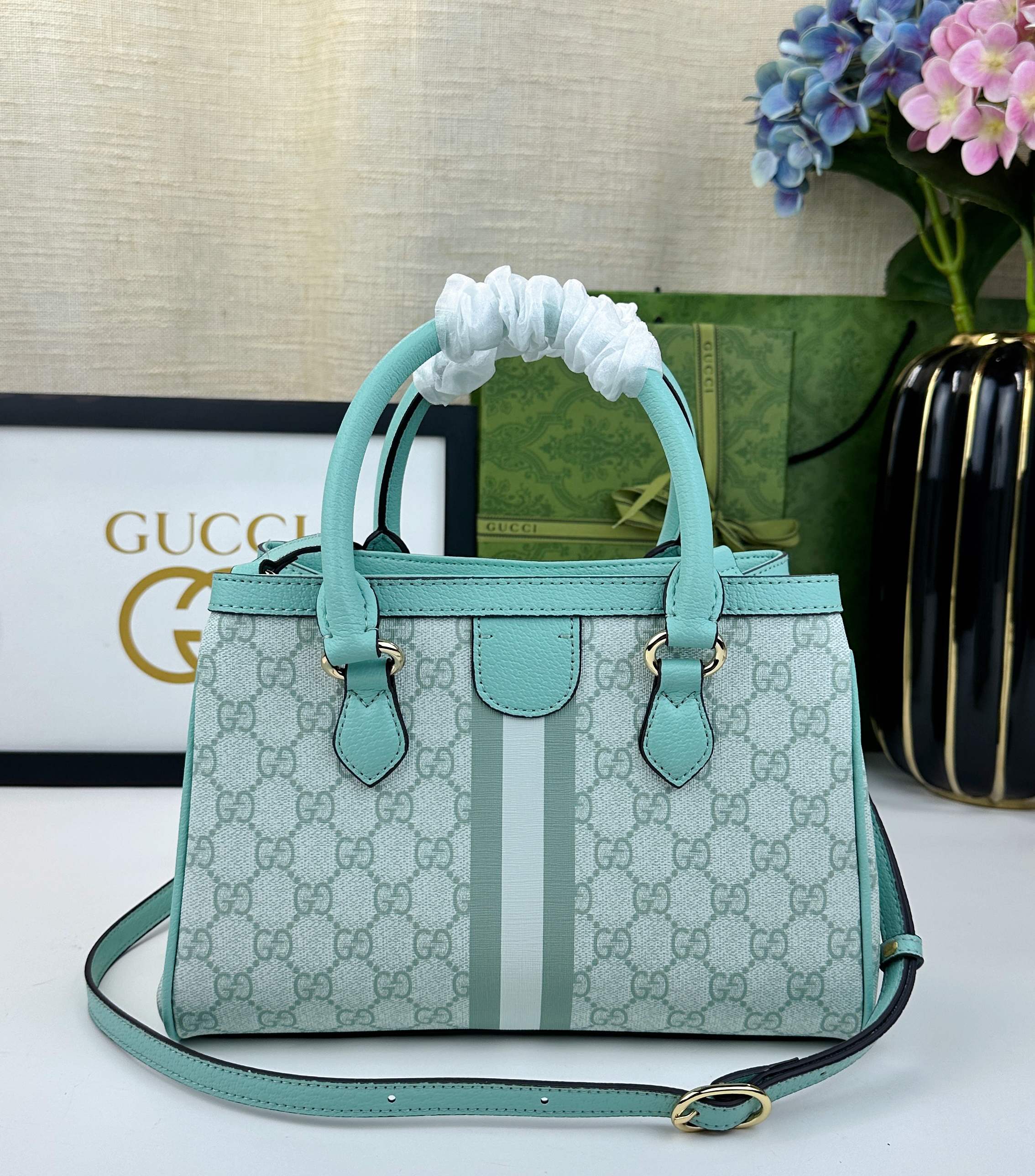 Ophidiaシリーズの洗練された新型バッグ