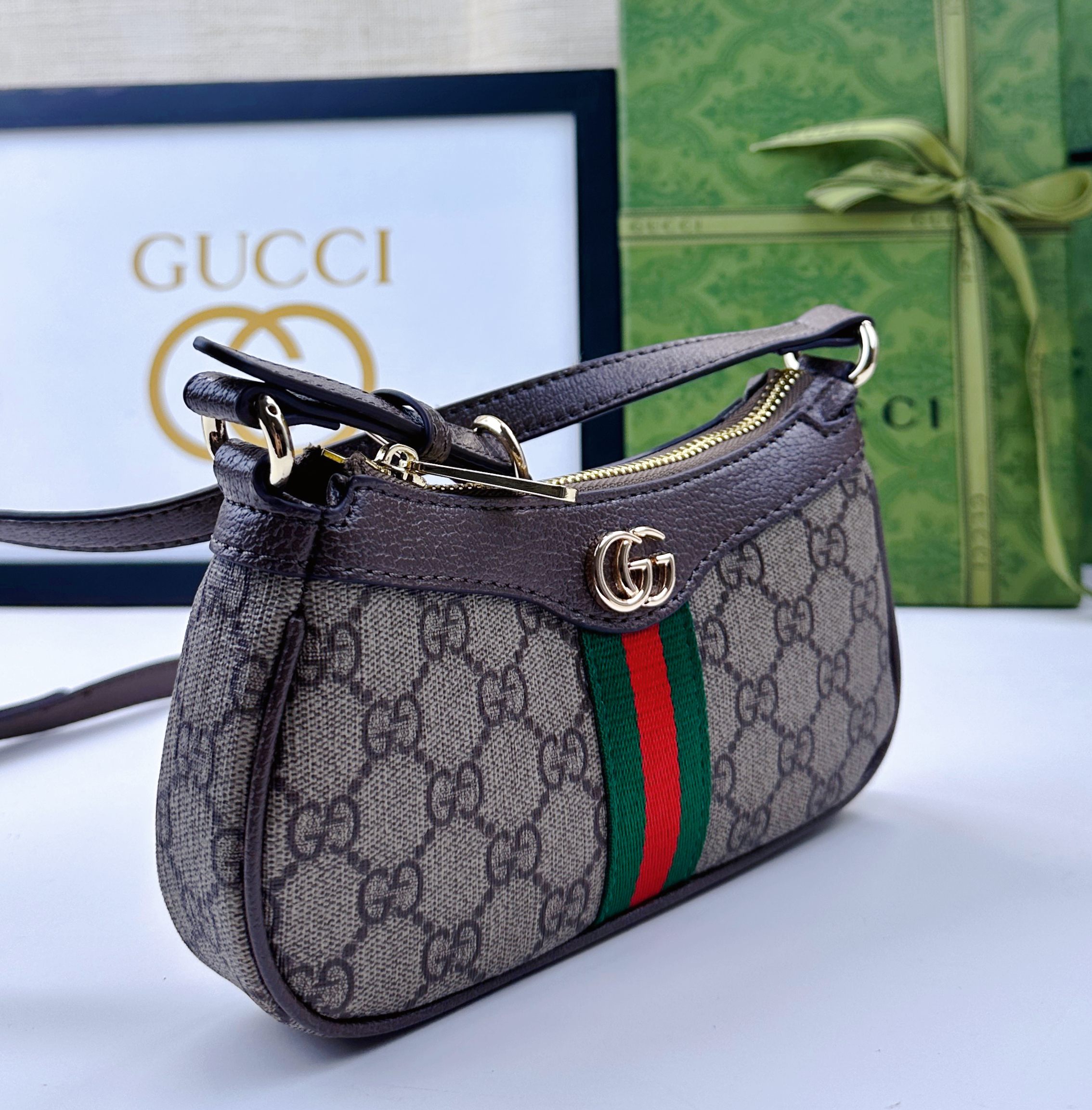 Ophidiaシリーズ ソフトでスタイリッシュなバイカラーショルダーバッグ