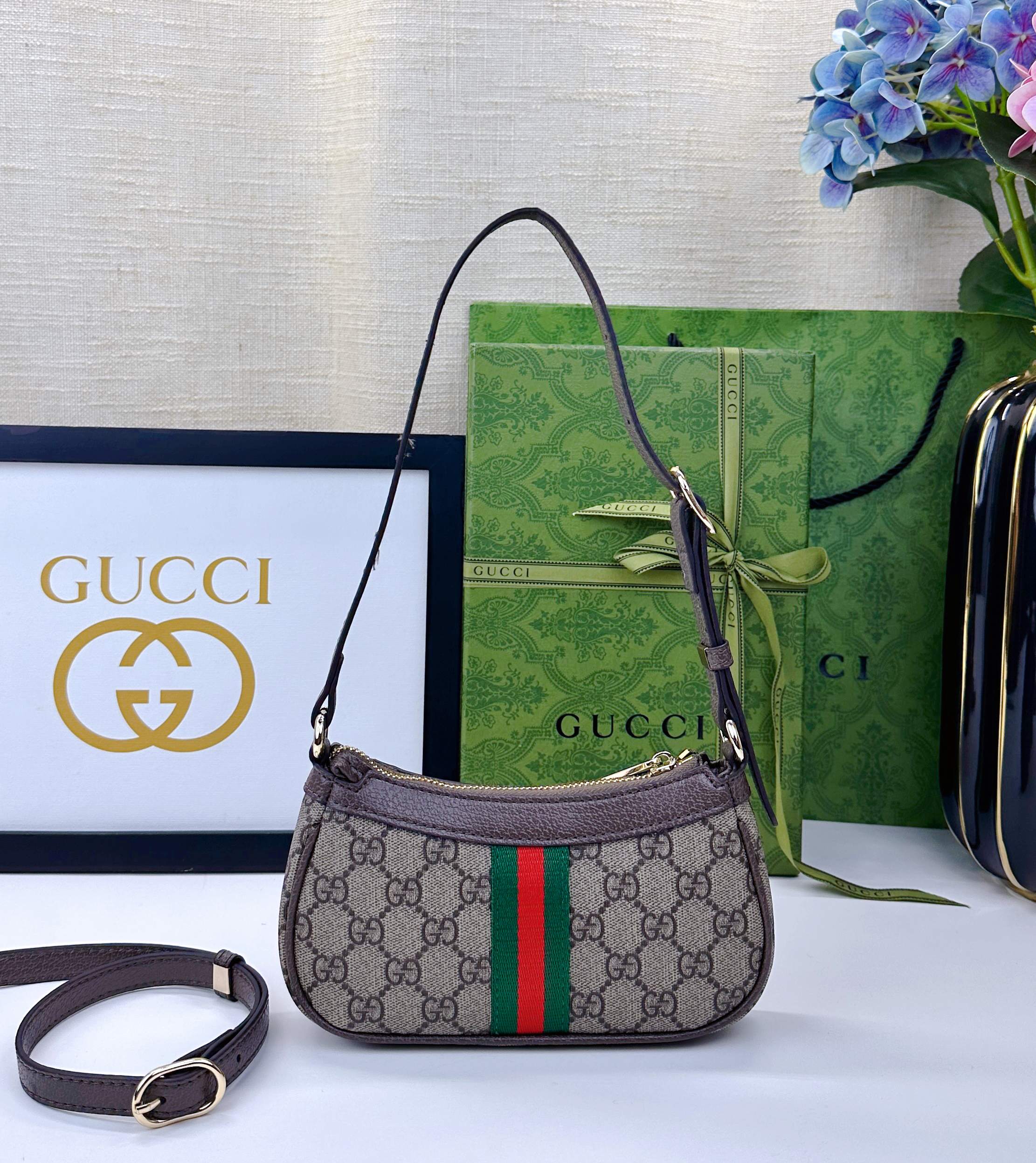 Ophidiaシリーズ ソフトでスタイリッシュなバイカラーショルダーバッグ