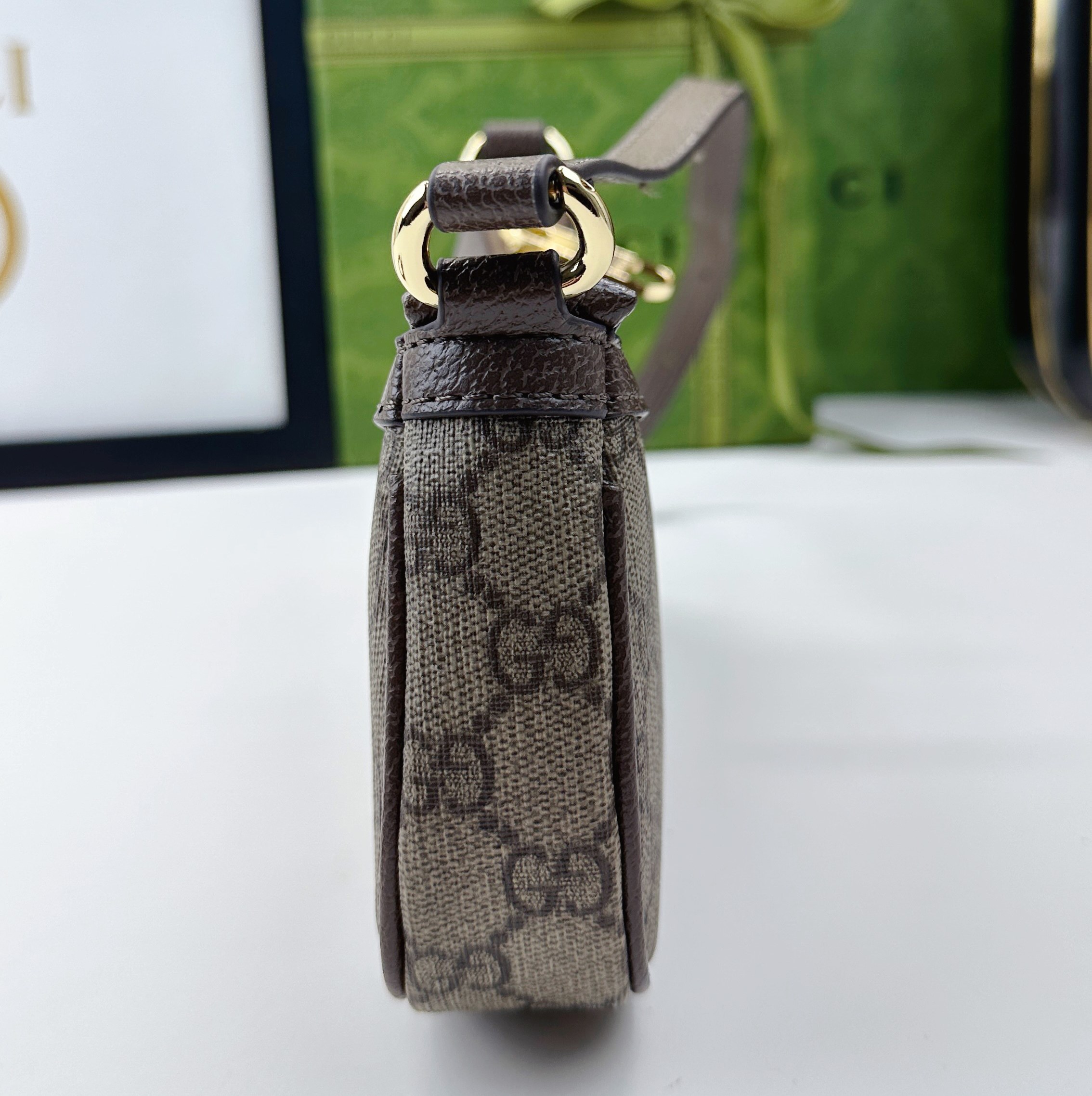 Ophidiaシリーズ ソフトでスタイリッシュなバイカラーショルダーバッグ