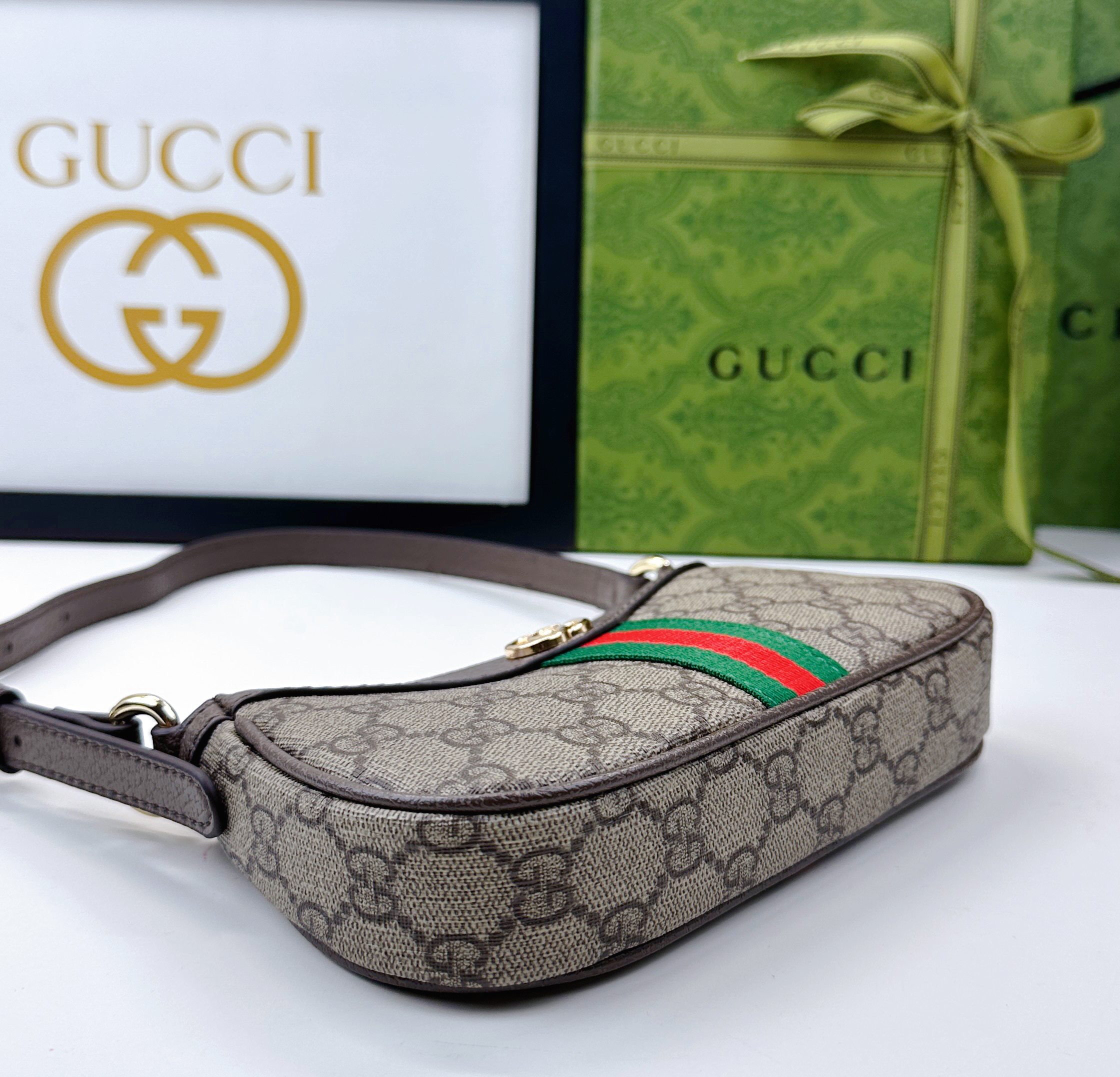 Ophidiaシリーズ ソフトでスタイリッシュなバイカラーショルダーバッグ