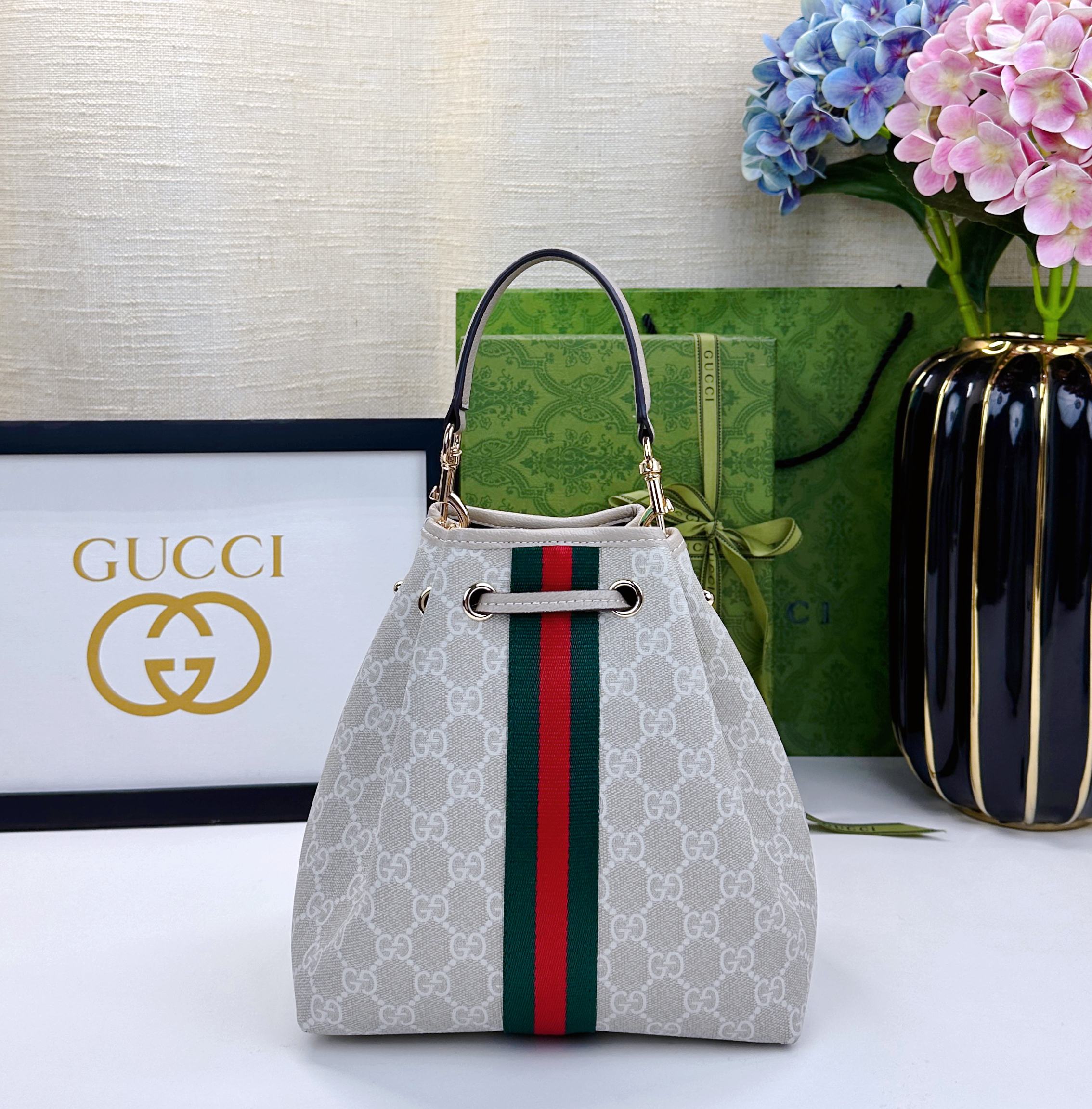 Ophidiaシリーズ ソフトレザーショルダーバッグ - 米色・深棕色の洗練されたデザイン