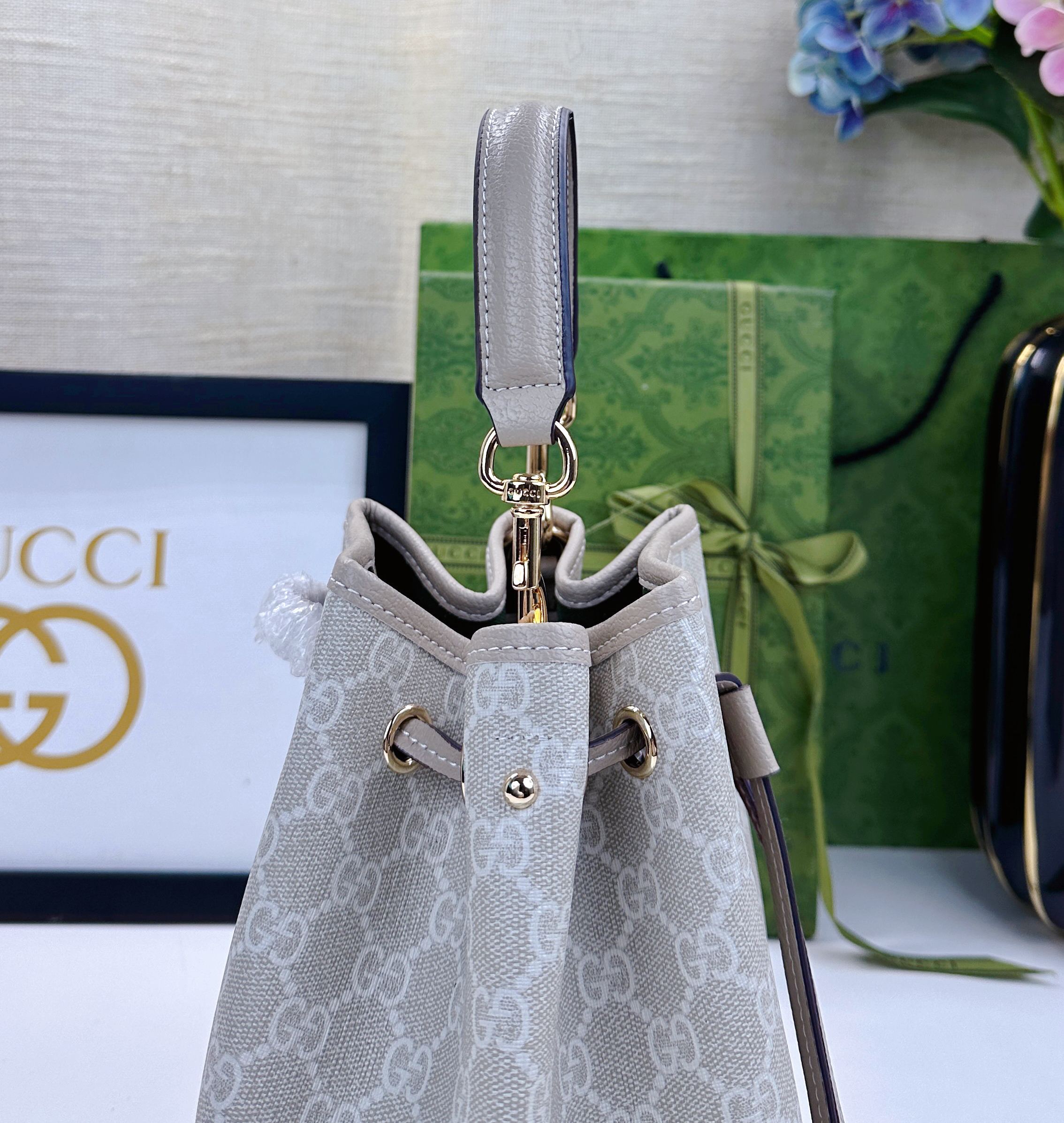 Ophidiaシリーズ ソフトレザーショルダーバッグ - 米色・深棕色の洗練されたデザイン