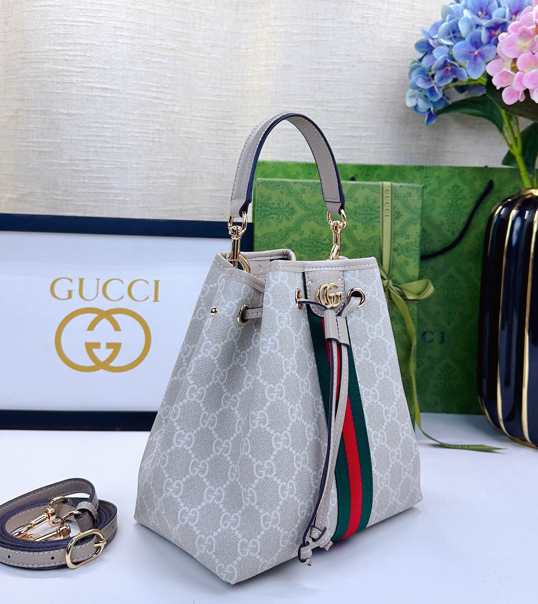 Ophidiaシリーズ ソフトレザーショルダーバッグ - 米色・深棕色の洗練されたデザイン