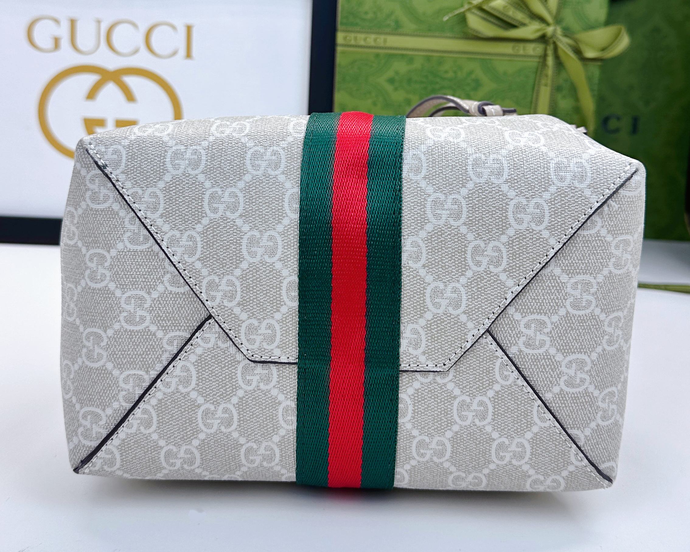 Ophidiaシリーズ ソフトレザーショルダーバッグ - 米色・深棕色の洗練されたデザイン