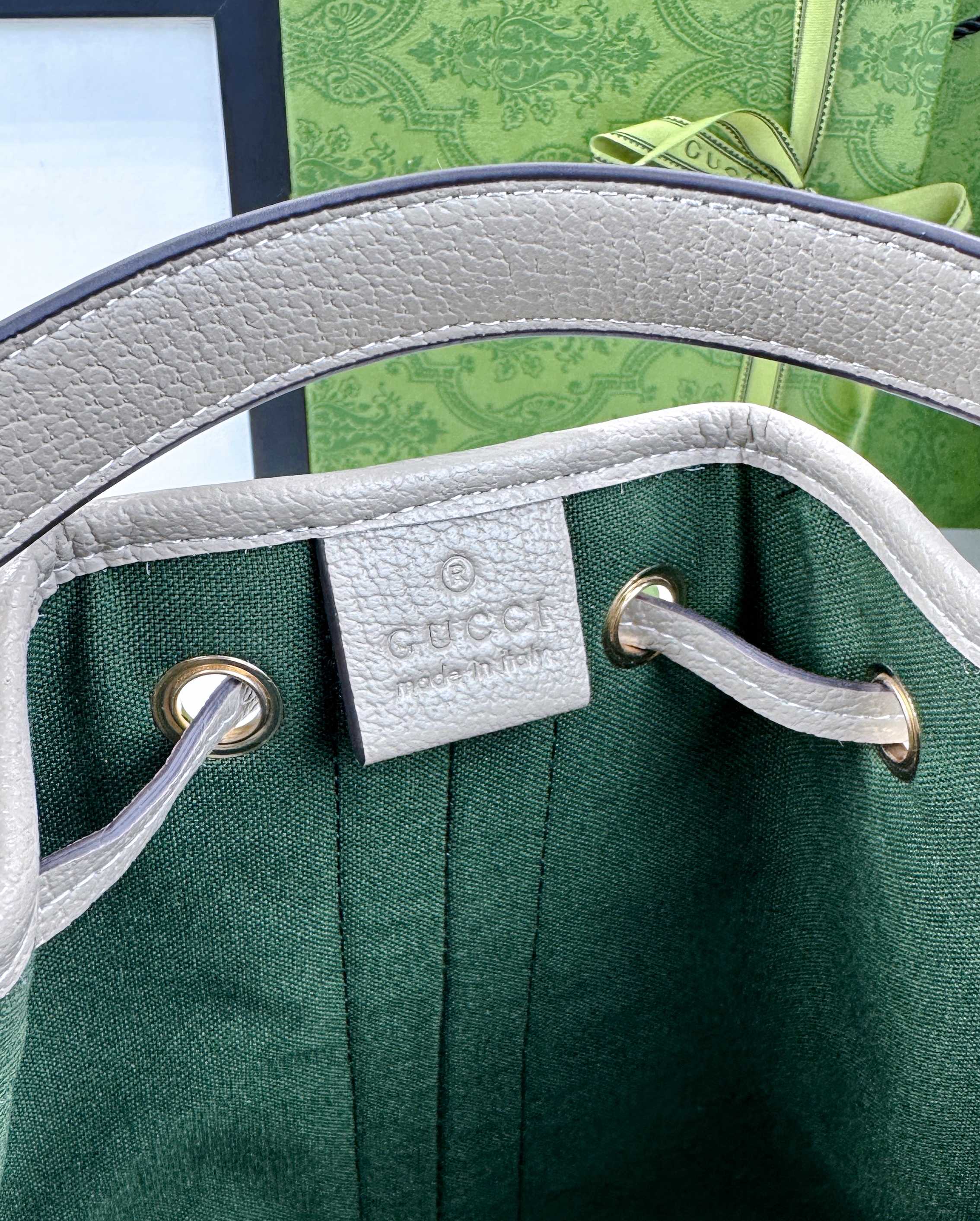 Ophidiaシリーズ ソフトレザーショルダーバッグ - 米色・深棕色の洗練されたデザイン