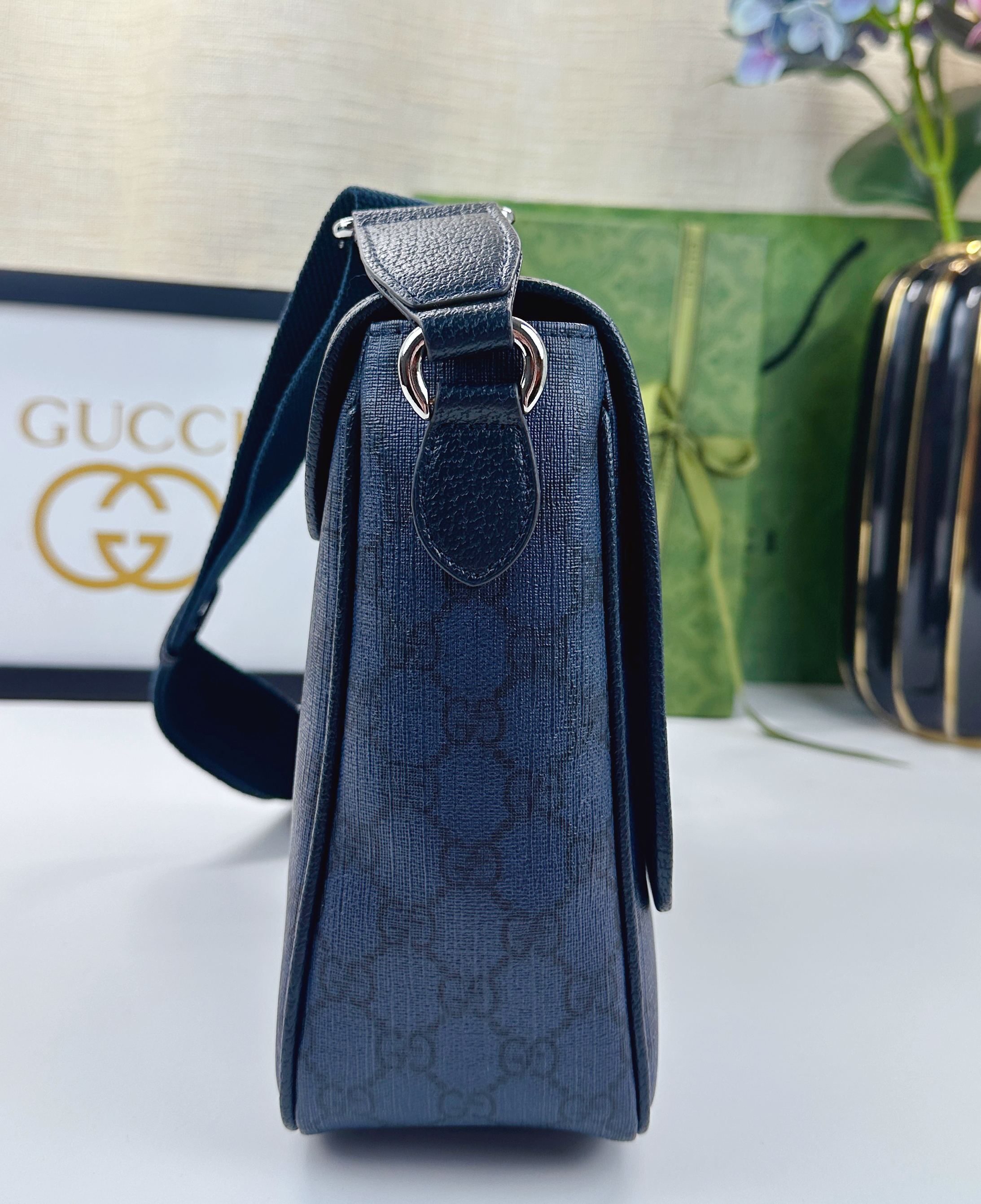 Ophidiaシリーズ中号郵差包 - GG Supreme Tender帆布と柔らかい素材の洗練されたデザイン